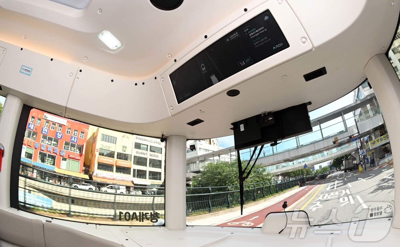 본문 이미지 - 운전석 없는 자율주행셔틀 &#39;청계A01&#39;이 23일 서울 중구 청계천 일대에서 시범 운행을 하고 있다.  &#40;공동취재&#41; 2025.9.23/뉴스1 ⓒ News1 이광호 기자