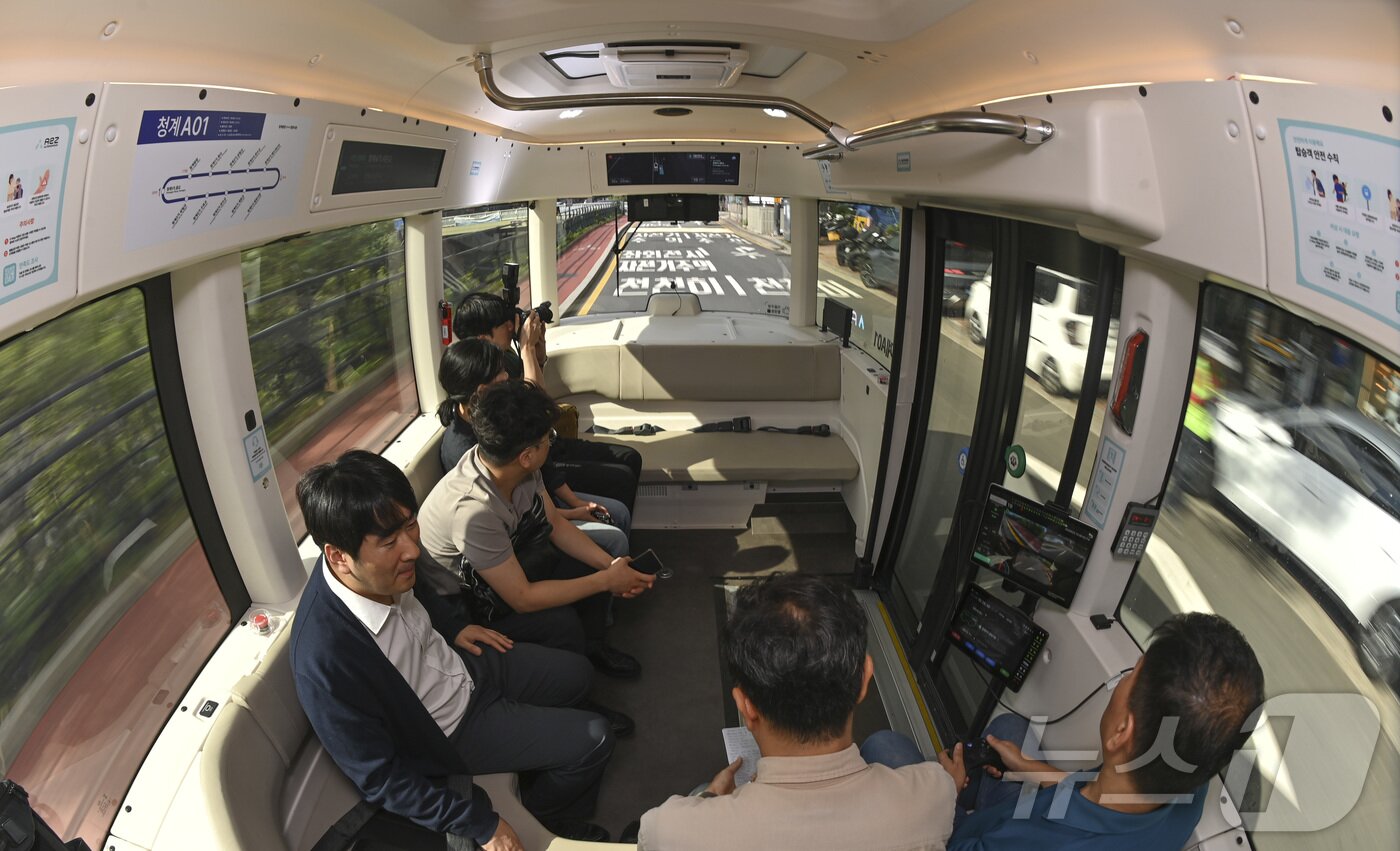 본문 이미지 - 23일 오전 서울 중구 청계광장 인근에서 청계천 자율주행셔틀이 운행되고 있다. &#40;공동취재&#41; 2025.9.23/뉴스1 ⓒ News1 이광호 기자