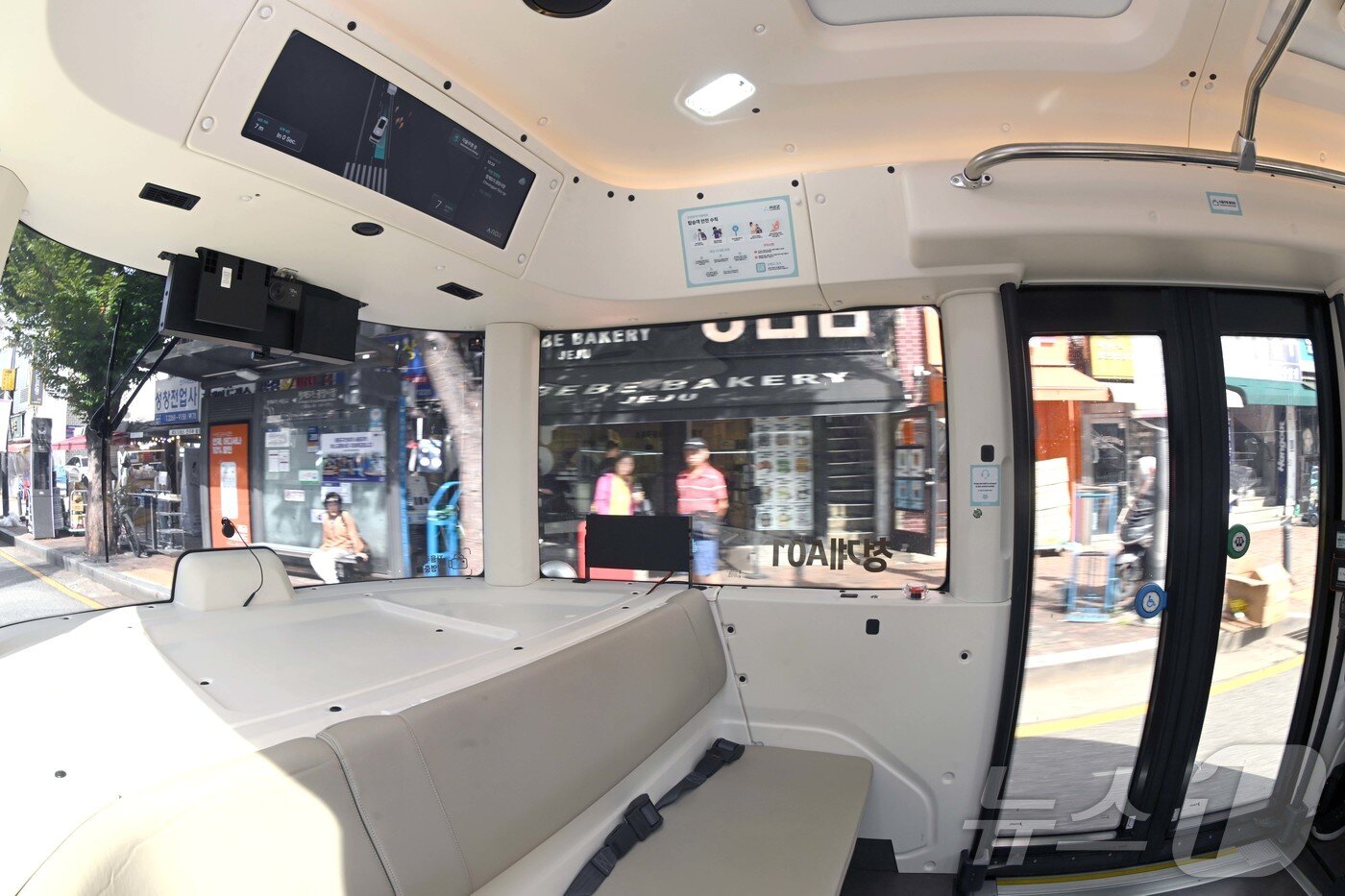 본문 이미지 - 운전석 없는 자율주행셔틀 &#39;청계A01&#39;이 23일 서울 중구 청계천 일대에서 시범 운행을 하고 있다.  &#40;공동취재&#41; 2025.9.23/뉴스1 ⓒ News1 이광호 기자