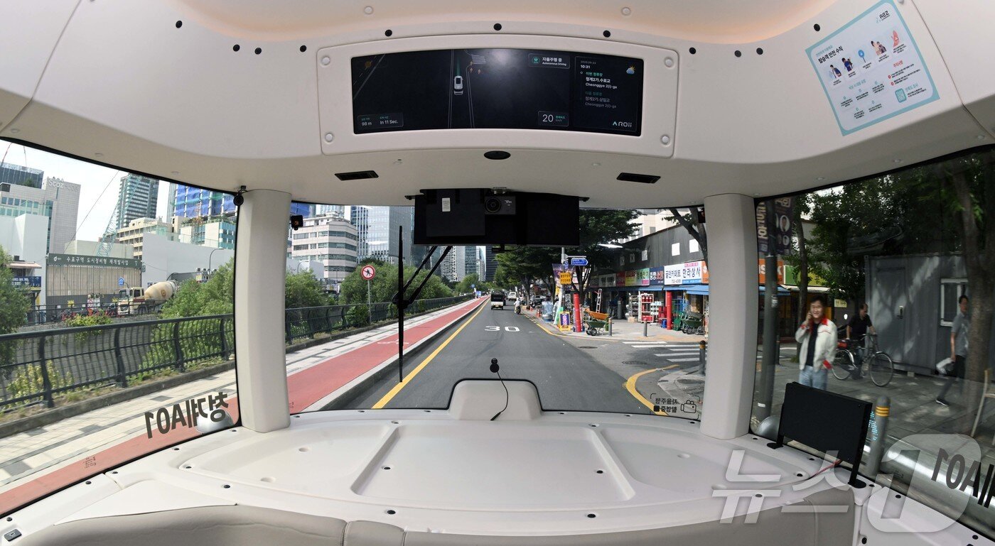 본문 이미지 - 운전석 없는 자율주행셔틀 &#39;청계A01&#39;이 23일 서울 중구 청계천 일대에서 시범 운행을 하고 있다.  &#40;공동취재&#41; 2025.9.23/뉴스1 ⓒ News1 이광호 기자