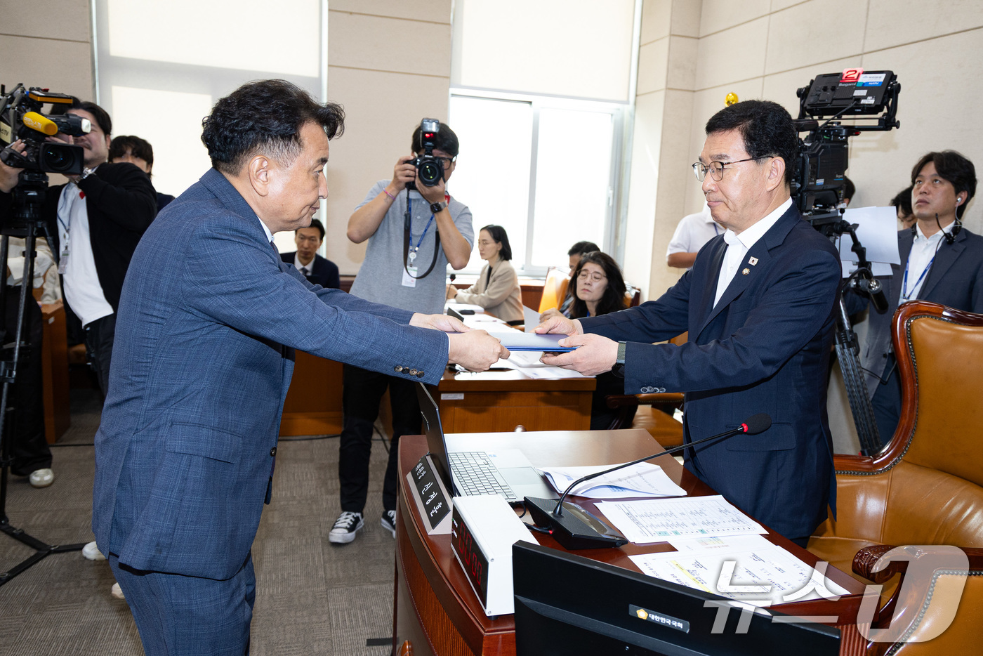 (서울=뉴스1) 유승관 기자 = 김영환 충북도지사가 23일 서울 여의도 국회에서 열린 제429회 국회(정기회) 행정안전위원회의 오송 지하차도 참사 진상규명과 재발방지 대책마련을 위 …