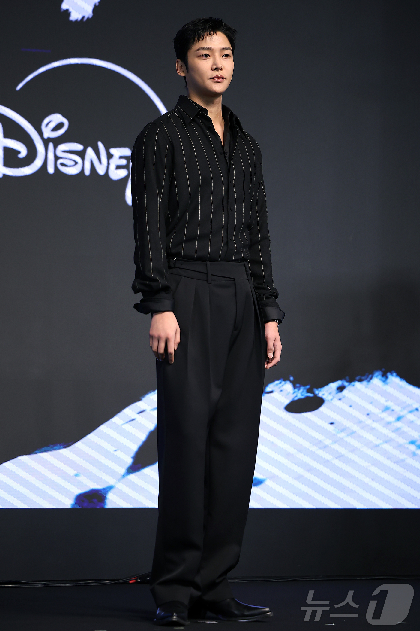 (서울=뉴스1) 김진환 기자 = 배우 로운이 23일 서울 강남구 논현동 엘리에나 호텔 그랜드볼룸에서 열린 디즈니+의 오리지널 시리즈 ‘탁류’ 제작발표회에 참석해 포즈를 취하고 있다 …