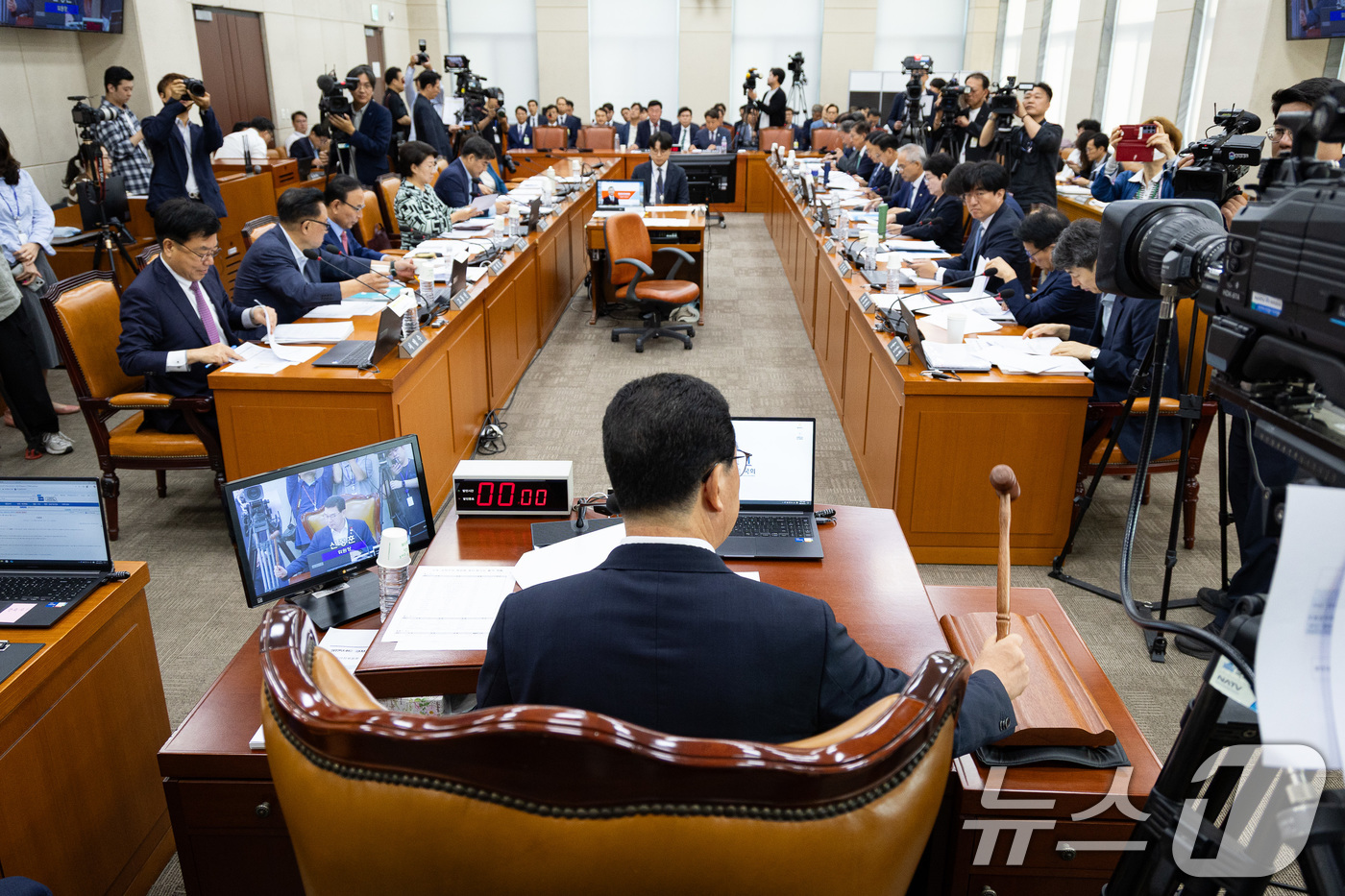 (서울=뉴스1) 유승관 기자 = 신정훈 국회 행정안전위원장이 23일 서울 여의도 국회에서 열린 제429회 국회(정기회) 행정안전위원회 제6차 전체회의에서 의사봉을 두드리고 있다. …