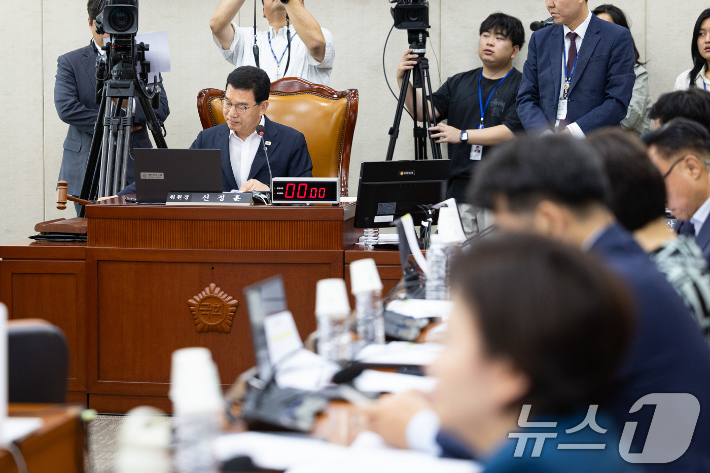 (서울=뉴스1) 유승관 기자 = 신정훈 국회 행정안전위원장이 23일 서울 여의도 국회에서 열린 제429회 국회(정기회) 행정안전위원회 제6차 전체회의에서 의사봉을 두드리고 있다. …