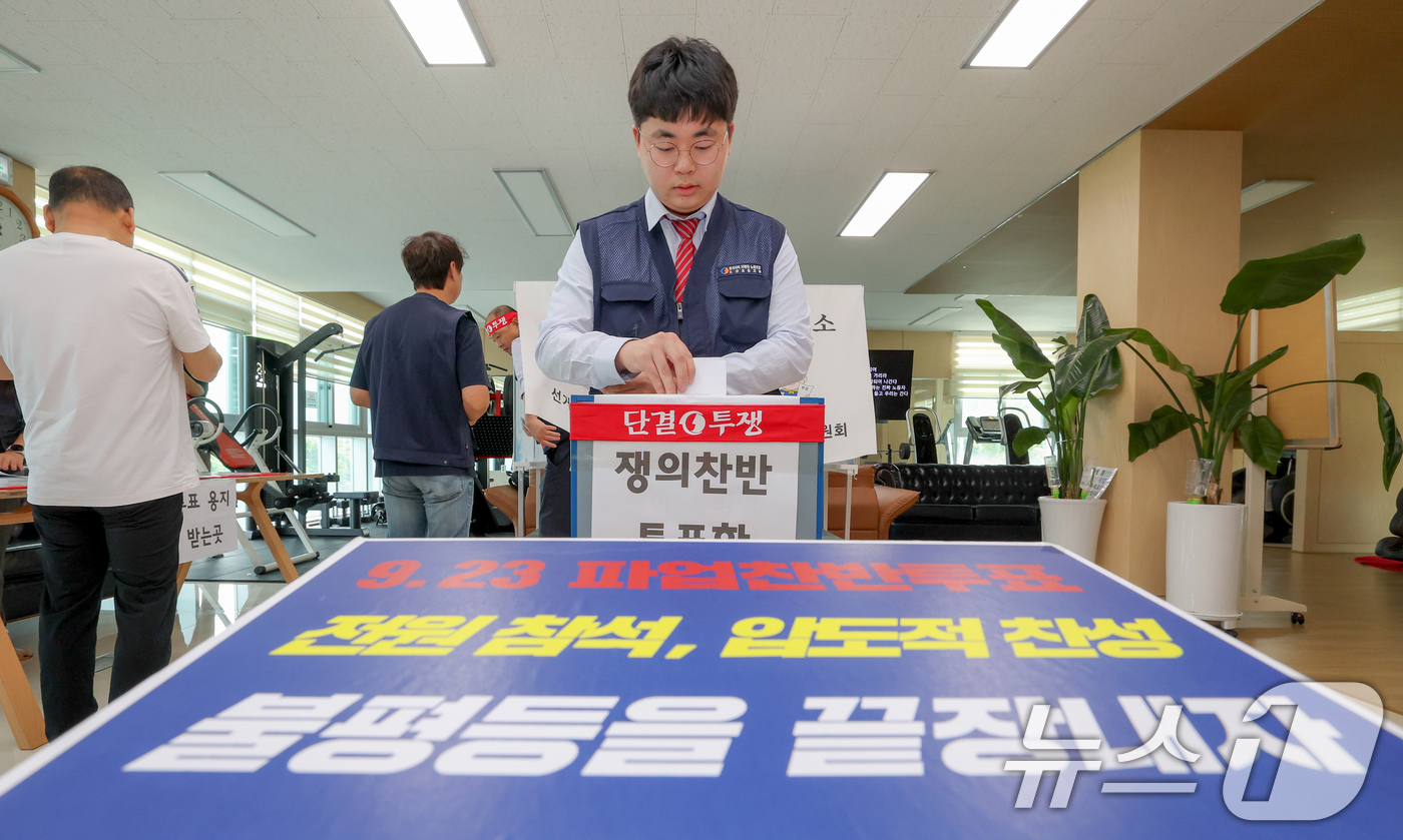 (오산=뉴스1) 김영운 기자 = 경기지역 47개 버스업체가 속한 경기지역자동차노조가 다음달 1일 총파업을 예고한 가운데 23일 오전 경기 오산시 두곡동 오산시버스공영차고지에서 조합 …