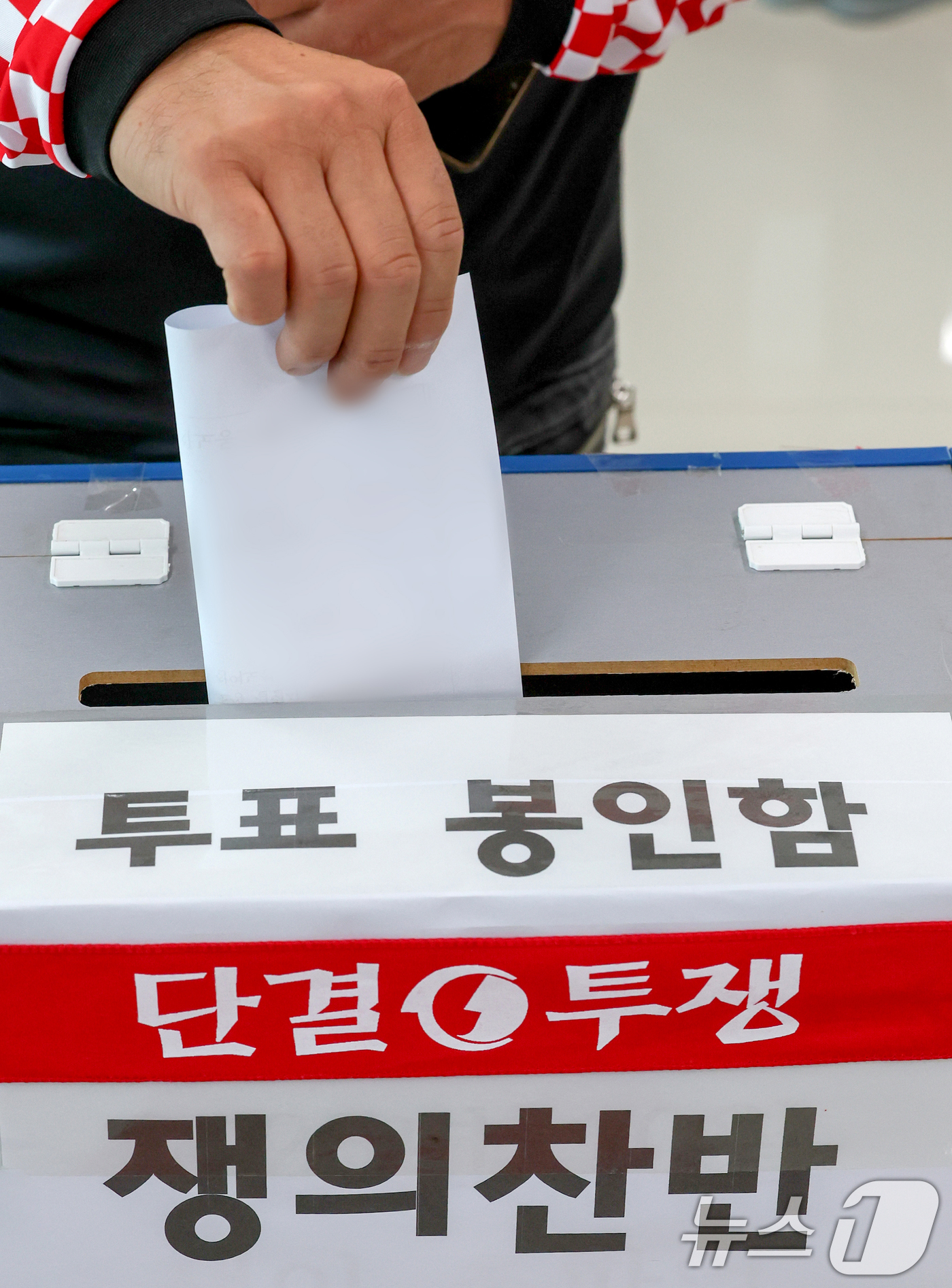 (오산=뉴스1) 김영운 기자 = 경기지역 47개 버스업체가 속한 경기지역자동차노조가 다음달 1일 총파업을 예고한 가운데 23일 오전 경기 오산시 두곡동 오산시버스공영차고지에서 조합 …