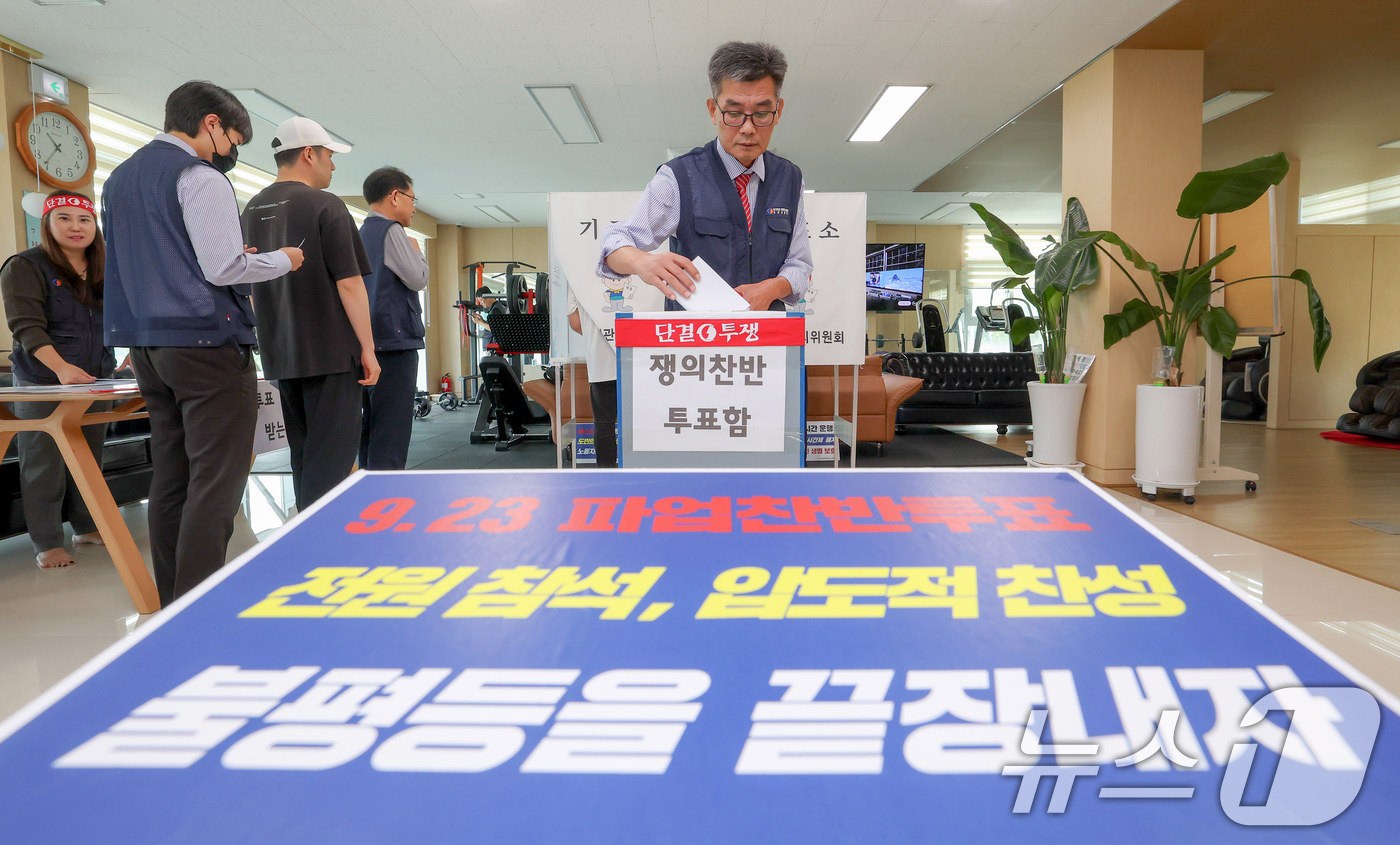 (오산=뉴스1) 김영운 기자 = 경기지역 47개 버스업체가 속한 경기지역자동차노조가 다음달 1일 총파업을 예고한 가운데 23일 오전 경기 오산시 두곡동 오산시버스공영차고지에서 조합 …