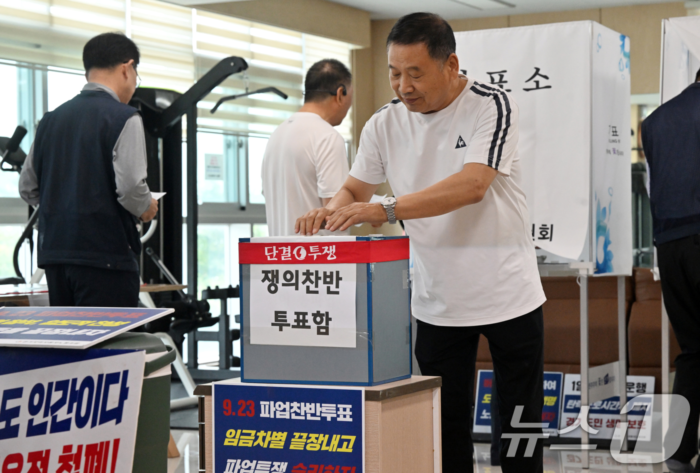 (오산=뉴스1) 김영운 기자 = 경기지역 47개 버스업체가 속한 경기지역자동차노조가 다음달 1일 총파업을 예고한 가운데 23일 오전 경기 오산시 두곡동 오산시버스공영차고지에서 조합 …