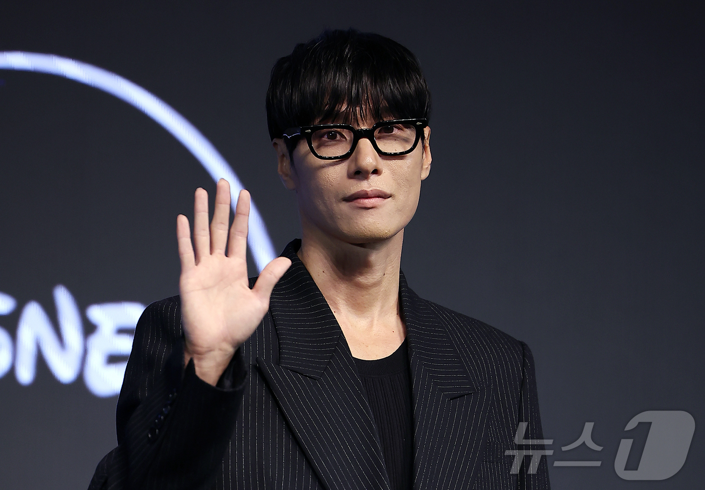 (서울=뉴스1) 김진환 기자 = 배우 김동원이 23일 서울 강남구 논현동 엘리에나 호텔 그랜드볼룸에서 열린 디즈니+의 오리지널 시리즈 ‘탁류’ 제작발표회에 참석해 포즈를 취하고 있 …