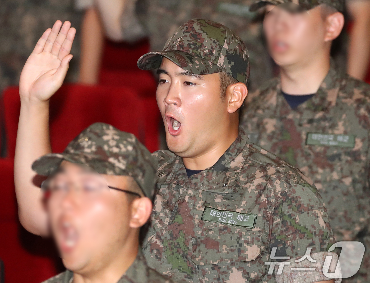 (창원=뉴스1) 윤일지 기자 = 이재용 삼성전자 회장의 장남 이지호 씨가 23일 경남 창원 진해구 해군사관학교 웅포강당에서 열린 제139기 해군사관후보생 입교식에서 입교 선서를 하 …