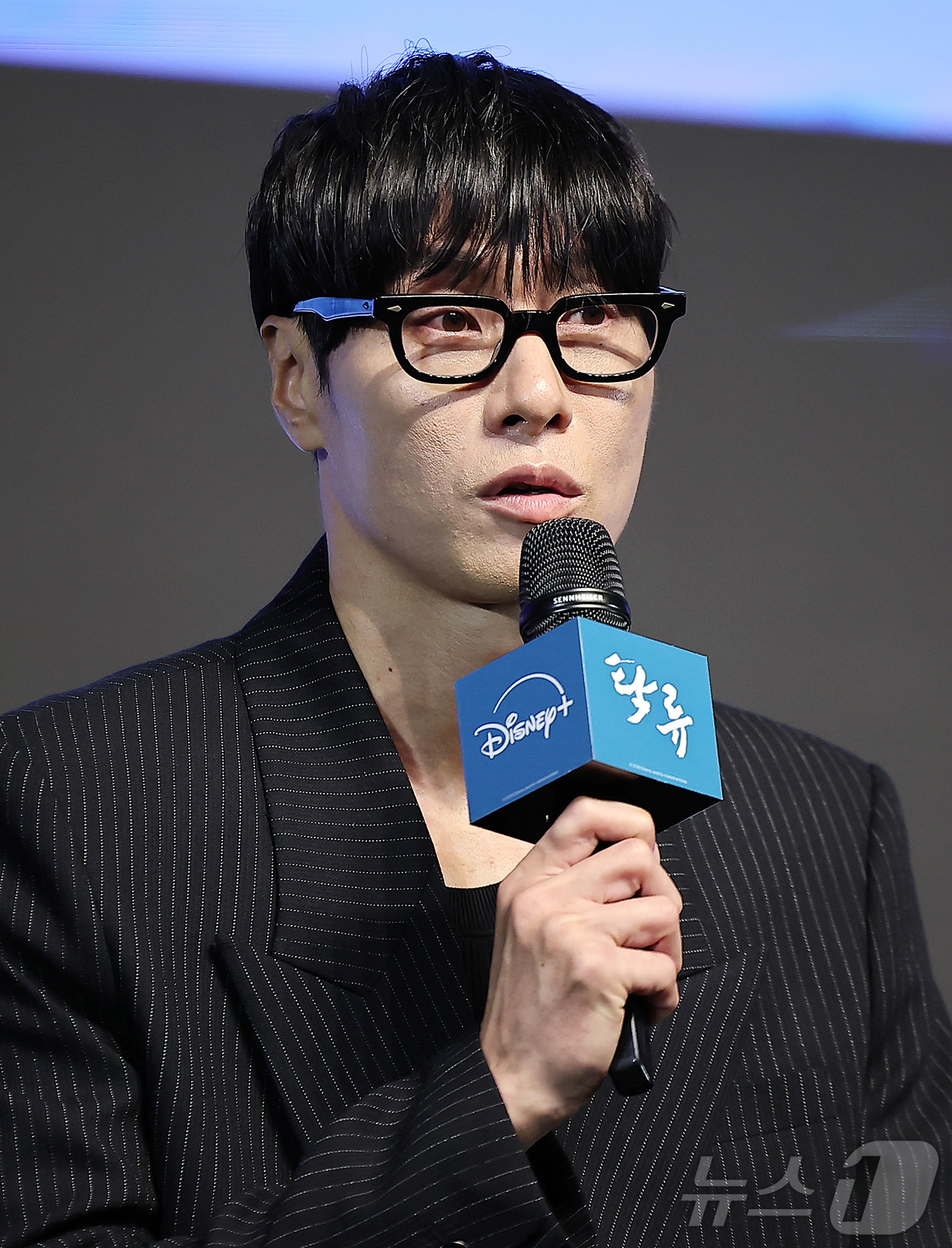 (서울=뉴스1) 김진환 기자 = 배우 김동원이 23일 서울 강남구 논현동 엘리에나 호텔 그랜드볼룸에서 열린 디즈니+의 오리지널 시리즈 ‘탁류’ 제작발표회에 참석해 인사말을 하고 있 …