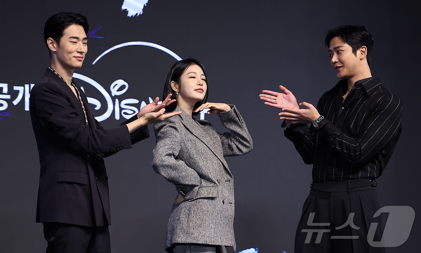 (서울=뉴스1) 김진환 기자 = 배우 박서함(왼쪽부터), 신예은, 로운이 23일 서울 강남구 논현동 엘리에나 호텔 그랜드볼룸에서 열린 디즈니+의 오리지널 시리즈 ‘탁류’ 제작발표회 …