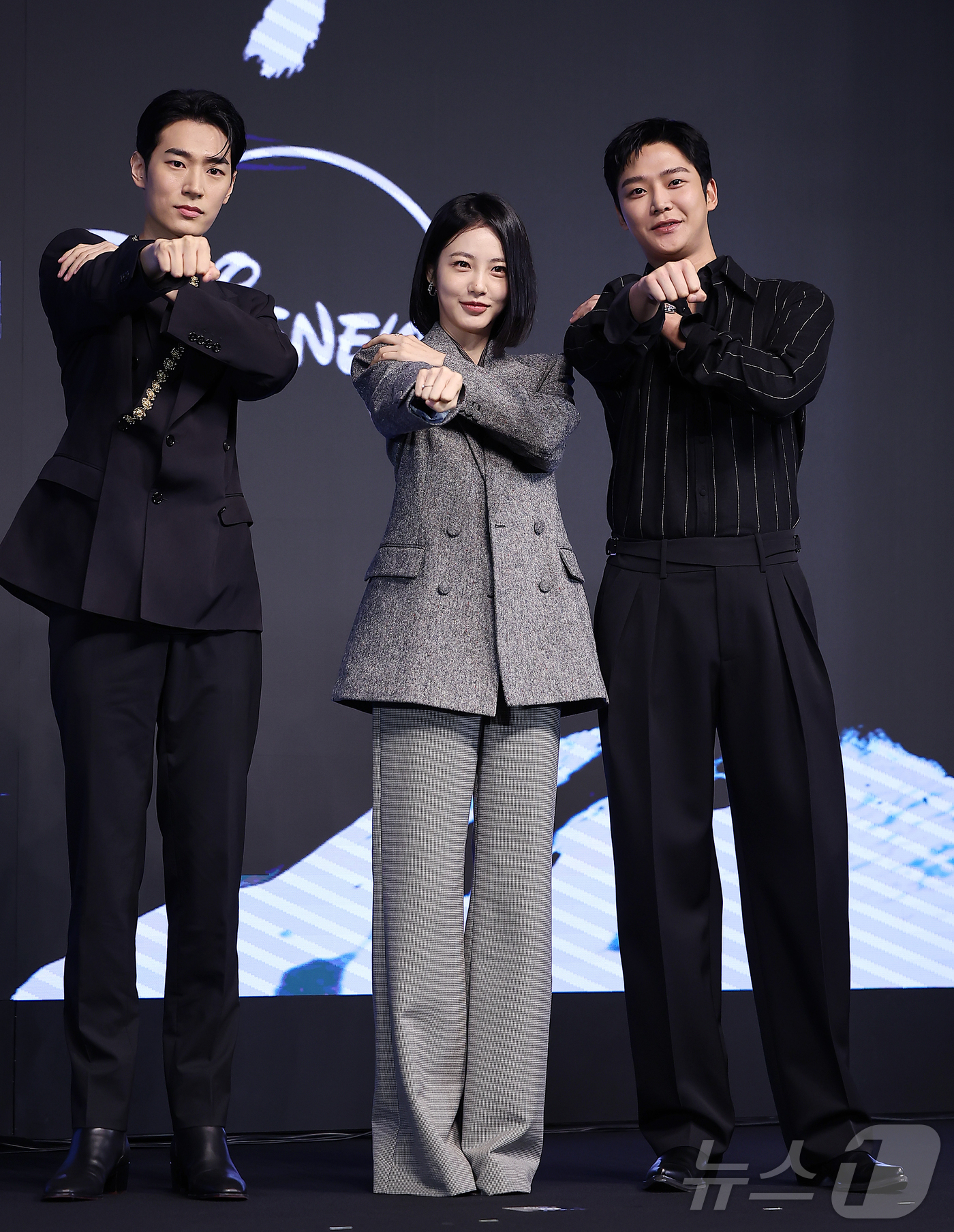 (서울=뉴스1) 김진환 기자 = 배우 박서함(왼쪽부터), 신예은, 로운이 23일 서울 강남구 논현동 엘리에나 호텔 그랜드볼룸에서 열린 디즈니+의 오리지널 시리즈 ‘탁류’ 제작발표회 …