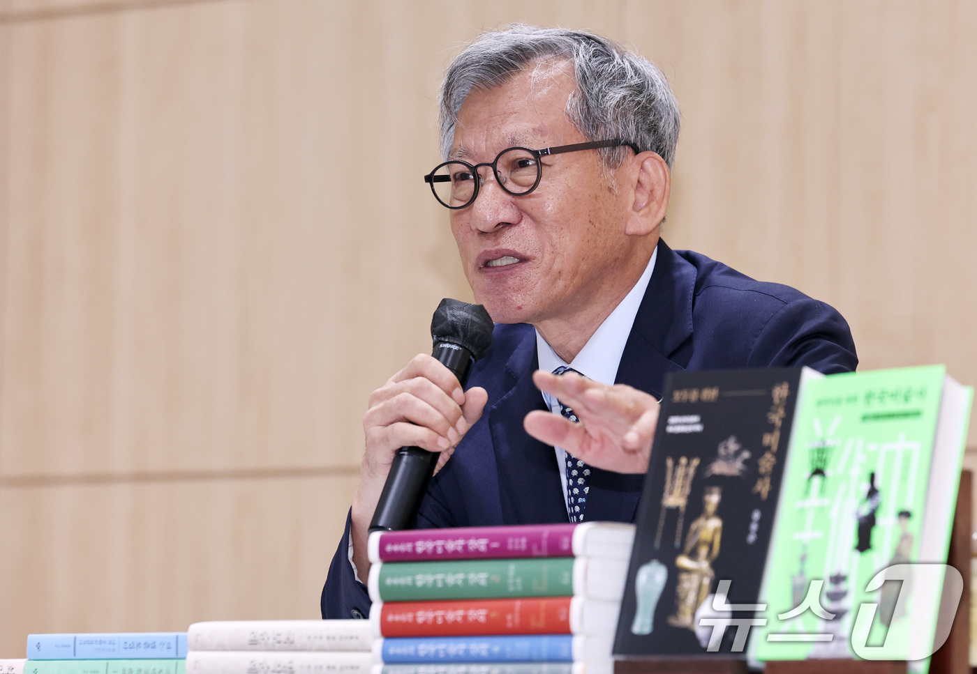 (서울=뉴스1) 구윤성 기자 = 유홍준 국립중앙박물관장이 23일 오전 서울 마포구 창비 서교빌딩에서 열린 '모두를 위한 한국미술사'와 '외국인을 위한 한국미술사' 출간 기념 기자간 …
