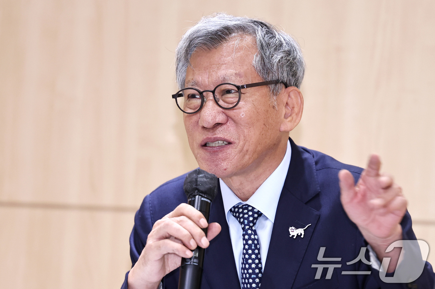 (서울=뉴스1) 구윤성 기자 = 유홍준 국립중앙박물관장이 23일 오전 서울 마포구 창비 서교빌딩에서 열린 '모두를 위한 한국미술사'와 '외국인을 위한 한국미술사' 출간 기념 기자간 …