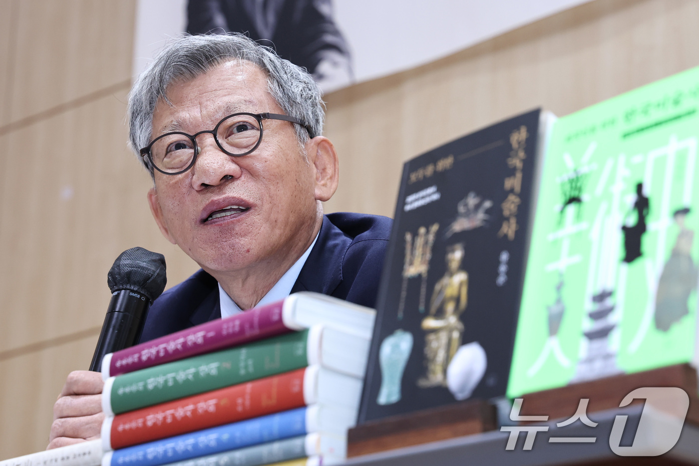 (서울=뉴스1) 구윤성 기자 = 유홍준 국립중앙박물관장이 23일 오전 서울 마포구 창비 서교빌딩에서 열린 '모두를 위한 한국미술사'와 '외국인을 위한 한국미술사' 출간 기념 기자간 …