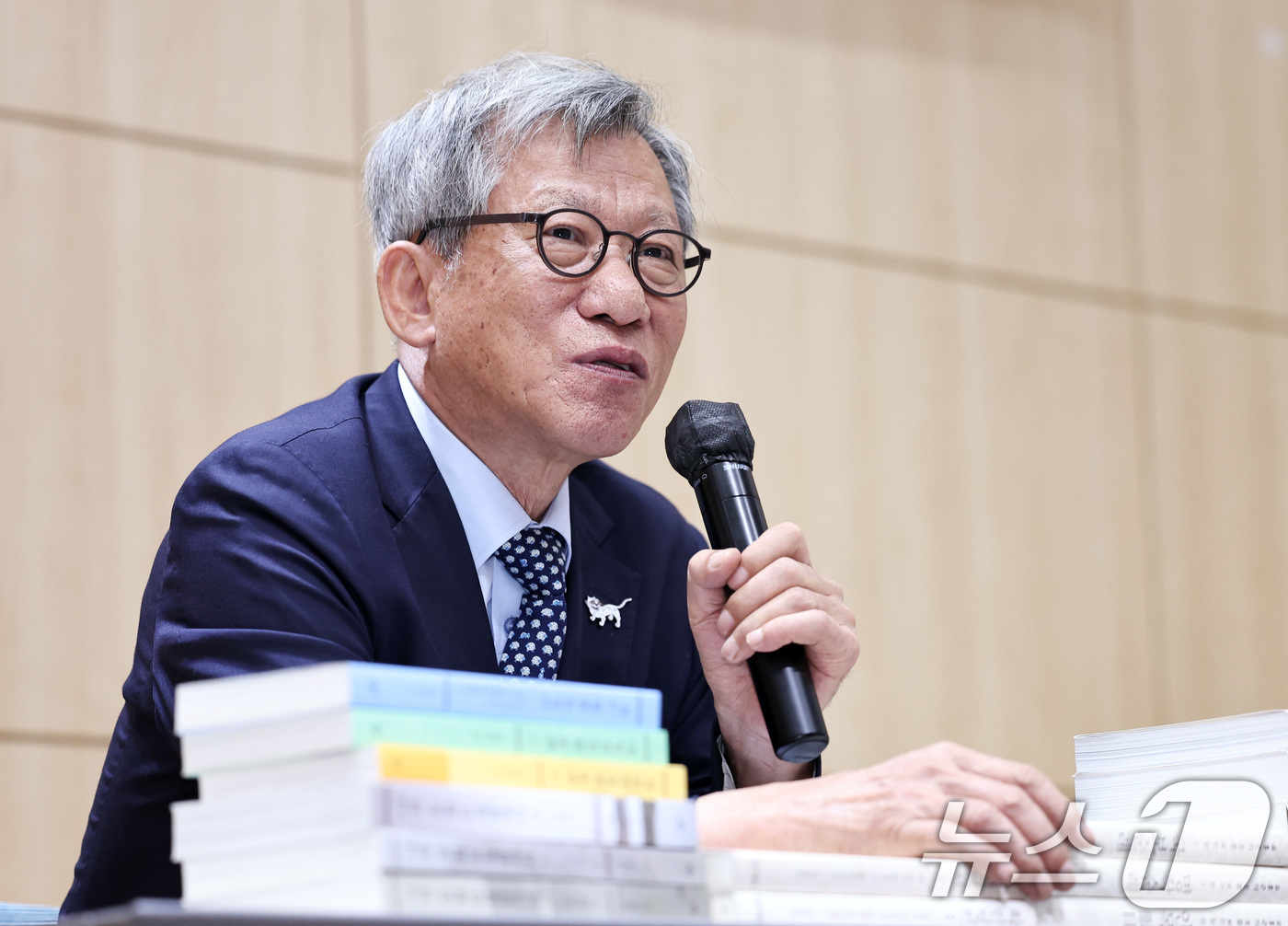 (서울=뉴스1) 구윤성 기자 = 유홍준 국립중앙박물관장이 23일 오전 서울 마포구 창비 서교빌딩에서 열린 '모두를 위한 한국미술사'와 '외국인을 위한 한국미술사' 출간 기념 기자간 …