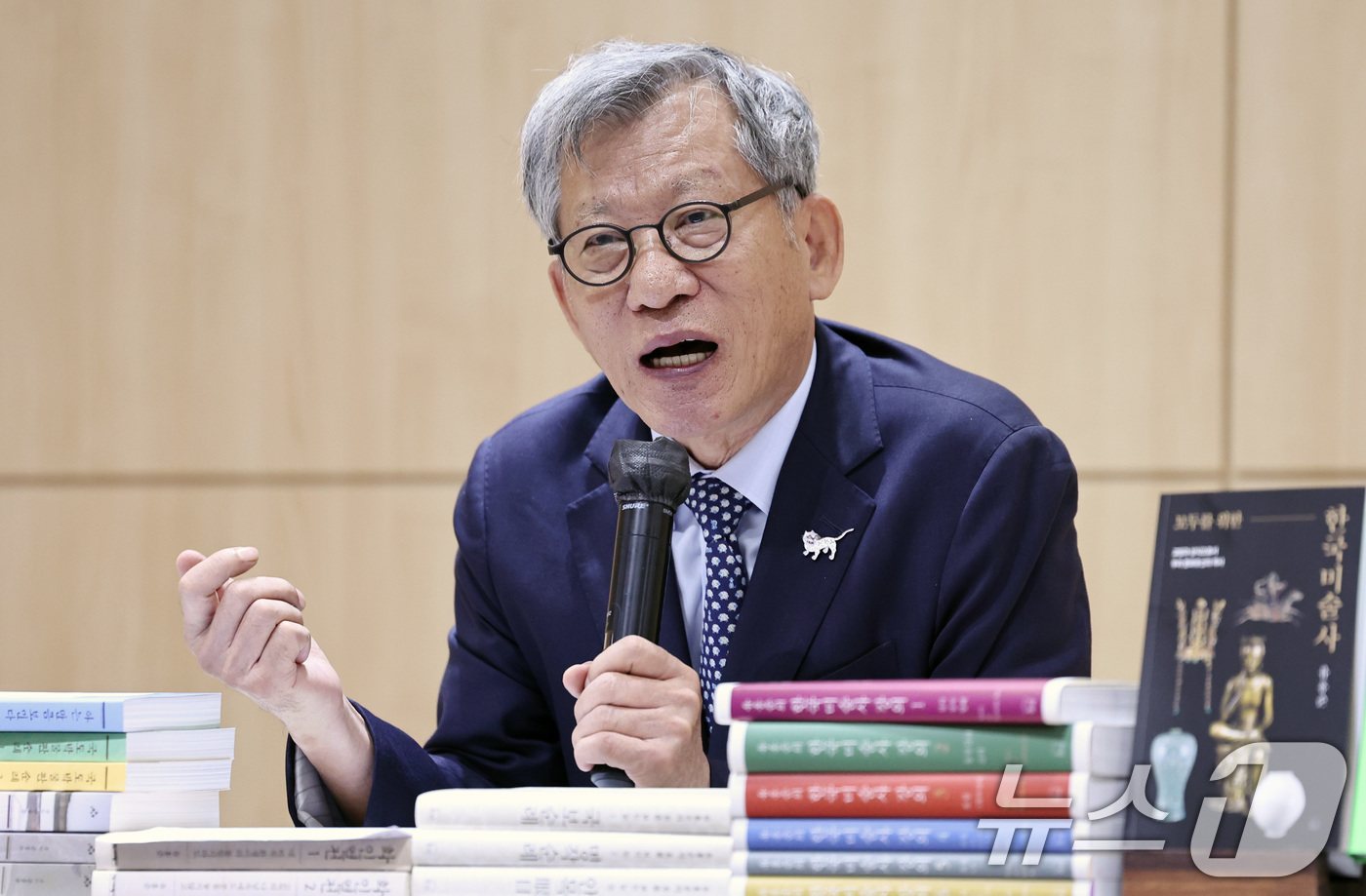 (서울=뉴스1) 구윤성 기자 = 유홍준 국립중앙박물관장이 23일 오전 서울 마포구 창비 서교빌딩에서 열린 '모두를 위한 한국미술사'와 '외국인을 위한 한국미술사' 출간 기념 기자간 …