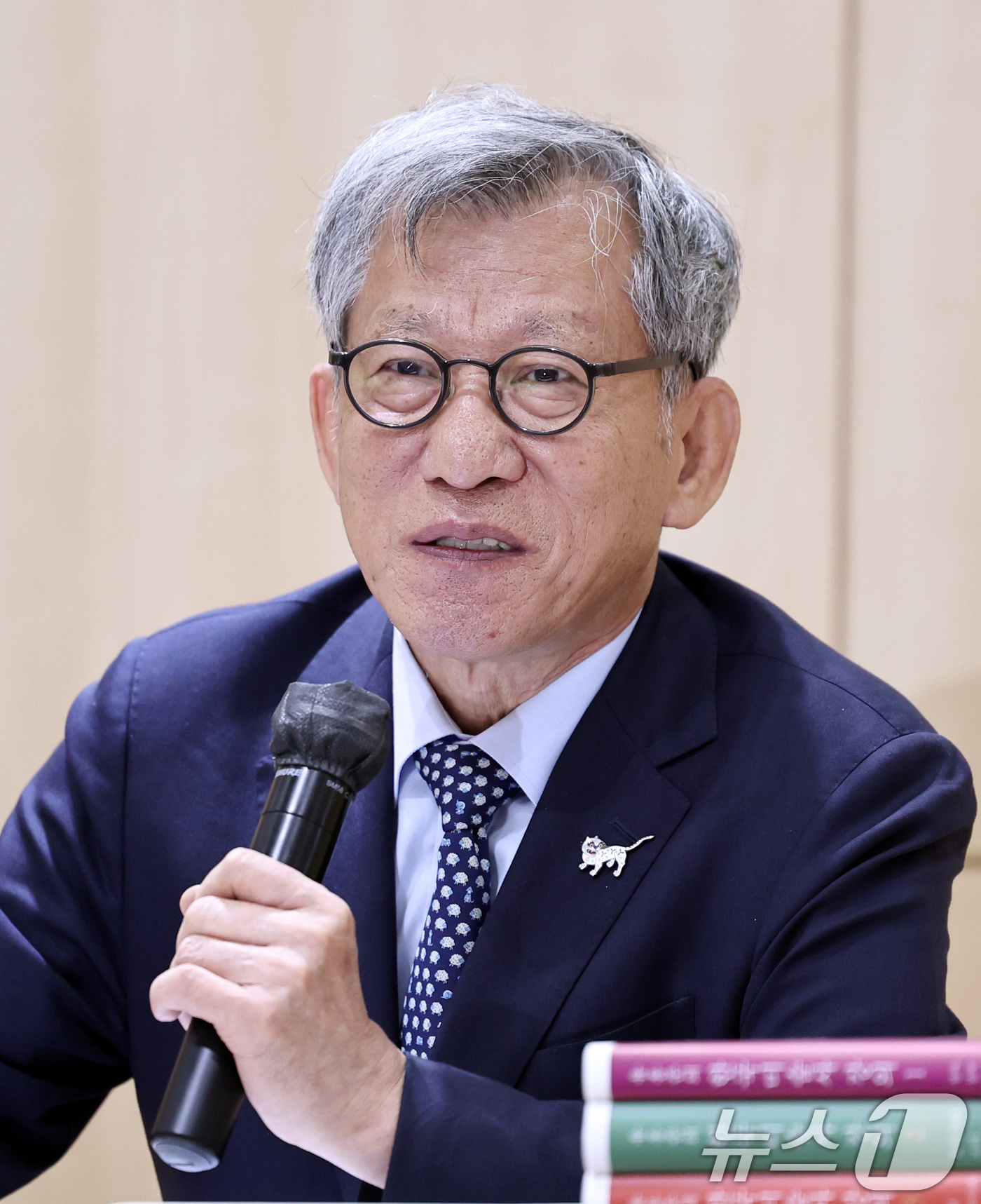 (서울=뉴스1) 구윤성 기자 = 유홍준 국립중앙박물관장이 23일 오전 서울 마포구 창비 서교빌딩에서 열린 '모두를 위한 한국미술사'와 '외국인을 위한 한국미술사' 출간 기념 기자간 …