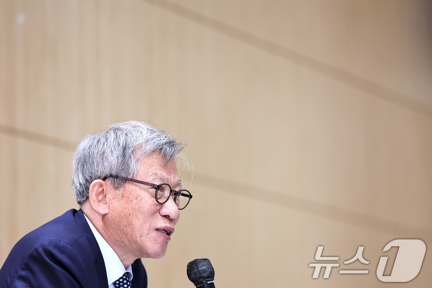 (서울=뉴스1) 구윤성 기자 = 유홍준 국립중앙박물관장이 23일 오전 서울 마포구 창비 서교빌딩에서 열린 '모두를 위한 한국미술사'와 '외국인을 위한 한국미술사' 출간 기념 기자간 …