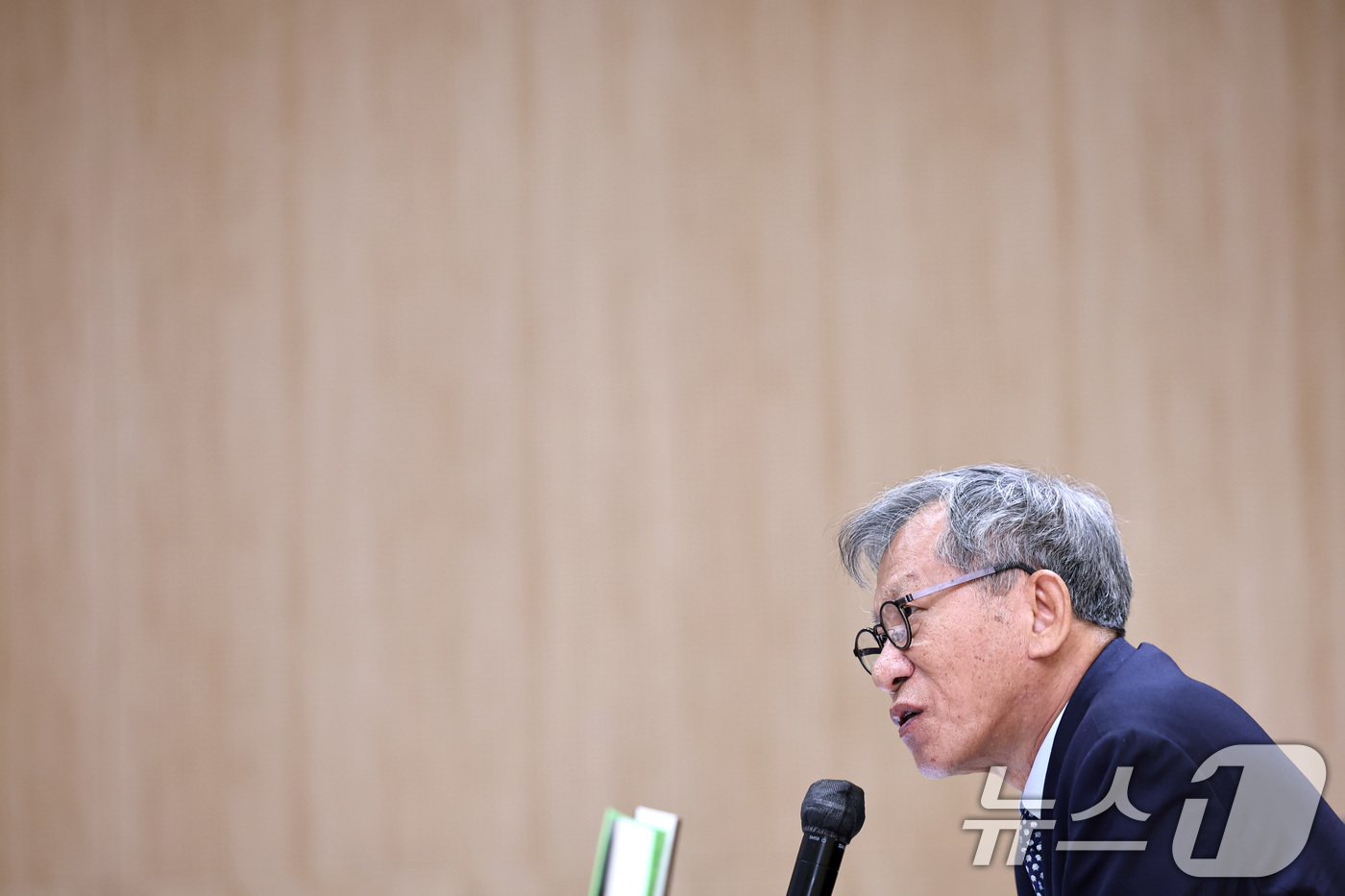 (서울=뉴스1) 구윤성 기자 = 유홍준 국립중앙박물관장이 23일 오전 서울 마포구 창비 서교빌딩에서 열린 '모두를 위한 한국미술사'와 '외국인을 위한 한국미술사' 출간 기념 기자간 …