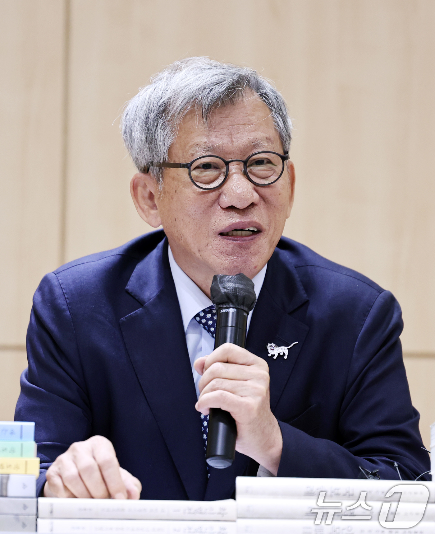 (서울=뉴스1) 구윤성 기자 = 유홍준 국립중앙박물관장이 23일 오전 서울 마포구 창비 서교빌딩에서 열린 '모두를 위한 한국미술사'와 '외국인을 위한 한국미술사' 출간 기념 기자간 …