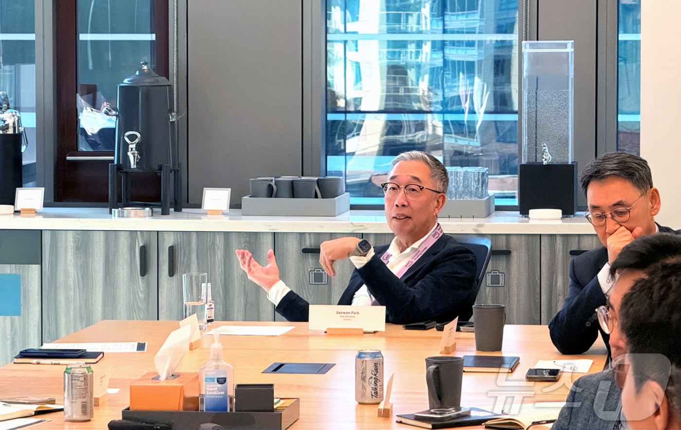 (서울뉴스1) 최동현 기자 = 박지원 두산그룹 부회장(사진 가운데)이 22일(현지시간) 미국 시애틀 아마존 본사를 방문해 AI 기반 경영혁신 사례에 대한 질문을 하고 있다.(두산그 …