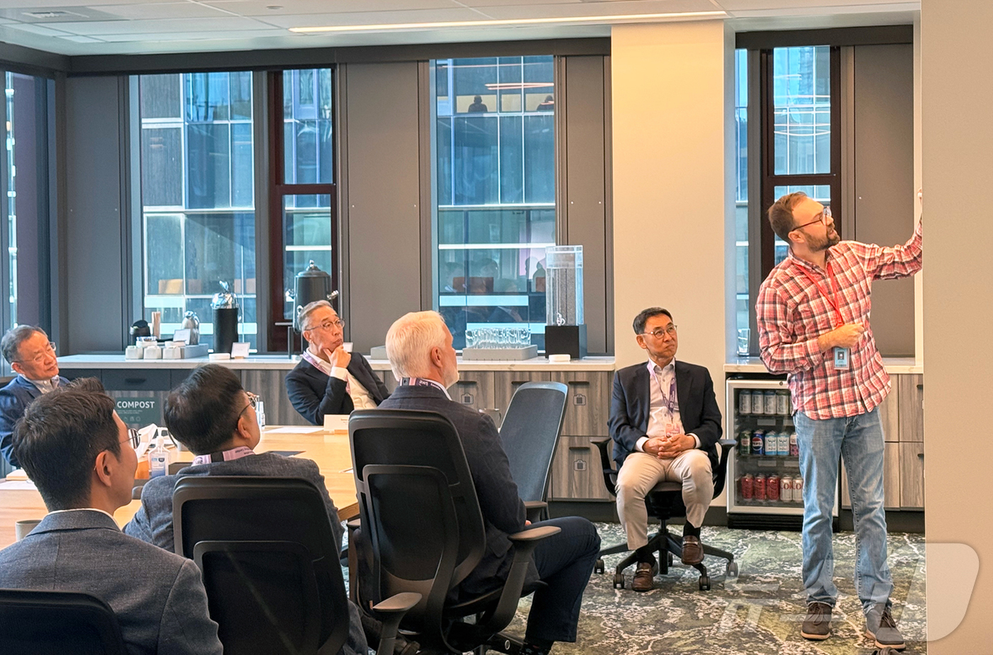 (서울뉴스1) 최동현 기자 = 박지원 두산그룹 부회장과 경영진이 22일(현지시간) 미국 시애틀 아마존 본사를 방문해 담당자로부터 AI 기반 혁신사례와 기술에 대해 듣고 있다.(두산 …