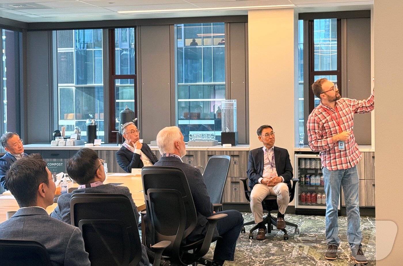 본문 이미지 - 박지원 두산그룹 부회장과 경영진이 현지시각 22일, 미국 시애틀 아마존 본사를 방문해 담당자로부터 AI 기반 혁신사례와 기술에 대해 듣고 있다.&#40;두산그룹 제공&#41; ⓒ News1 최동현 기자