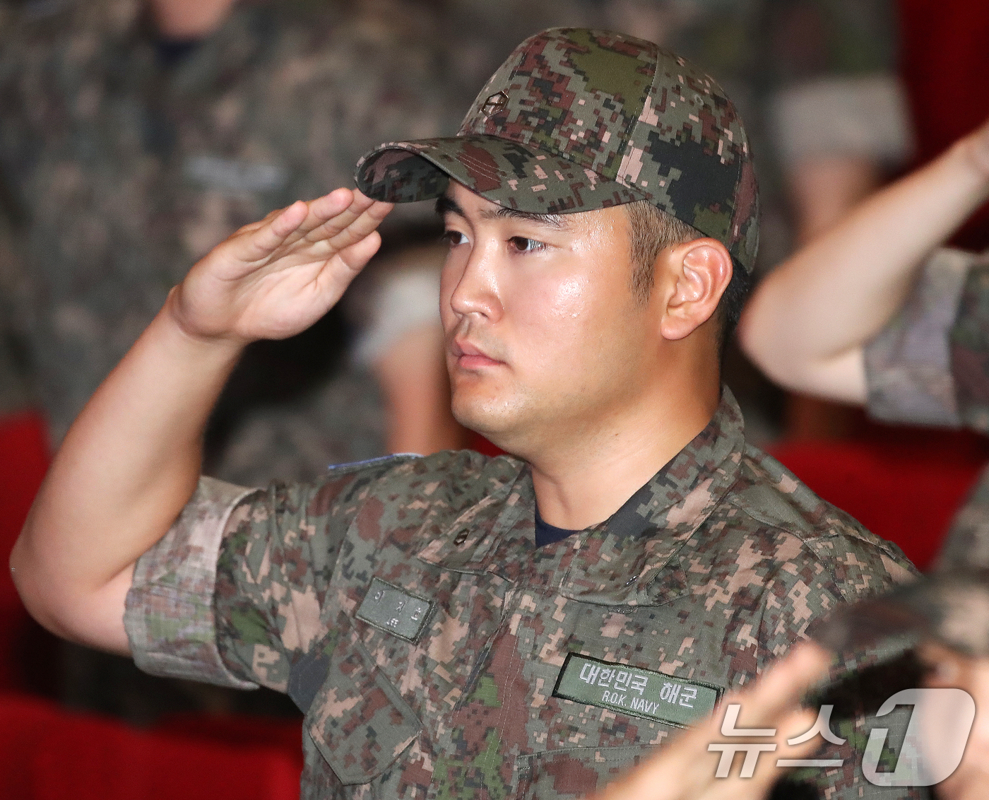 (창원=뉴스1) 윤일지 기자 = 이재용 삼성전자 회장의 장남 이지호 씨가 23일 경남 창원 진해구 해군사관학교 웅포강당에서 열린 제139기 해군사관후보생 입교식에서 경례를 하고 있 …