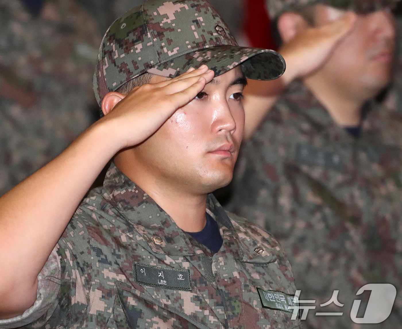 (창원=뉴스1) 윤일지 기자 = 이재용 삼성전자 회장의 장남 이지호 씨가 23일 경남 창원 진해구 해군사관학교 웅포강당에서 열린 제139기 해군사관후보생 입교식에서 경례를 하고 있 …