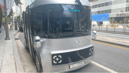 본문 이미지 - 자율주행셔틀 &#39;청계A01&#39; 외관과 내부. 운전석을 없애고 대형 모니터로 주행 상황을 표시한다. 2025.9.23/뉴스1 ⓒ News1 한지명 기자