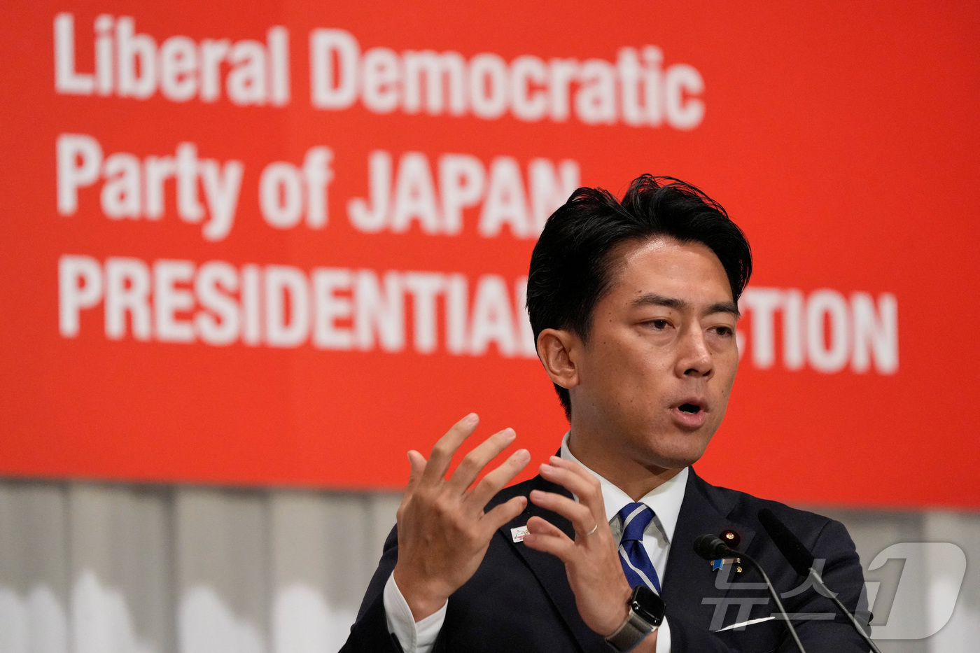 (도쿄 로이터=뉴스1) 권준언 기자 = 고이즈미 신지로 일본 농림수산상이 23일 일본 도쿄 자민당 본부에서 열린 자민당 총재 선거 합동 기자회견에서 질문에 답하고 있다. 2025. …