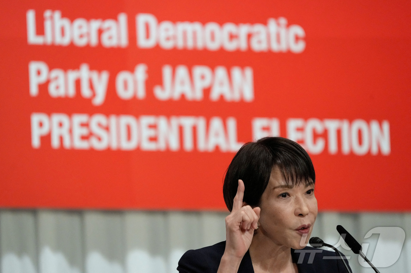 (도쿄 로이터=뉴스1) 권준언 기자 = 일본 전 경제안보상 다카이치 사나에가 23일 일본 도쿄 자민당 본부에서 열린 자민당 총재 선거 합동 기자회견에서 질문에 답하고 있다. 202 …