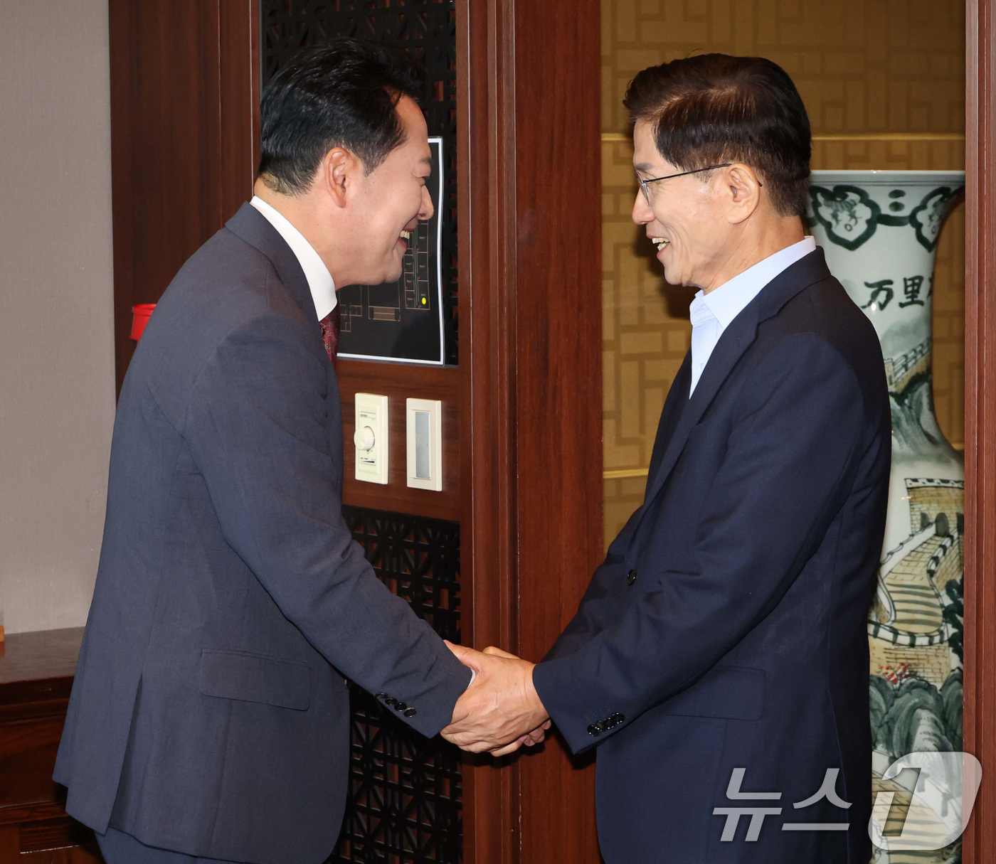 (서울=뉴스1) 유승관 기자 = 장동혁 국민의힘 대표와 김문수 전 고용노동부 장관이 23일 서울 여의도 한 중식당에서 만나 오찬에 앞서 인사하고 있다. (공동취재) 2025.9.2 …