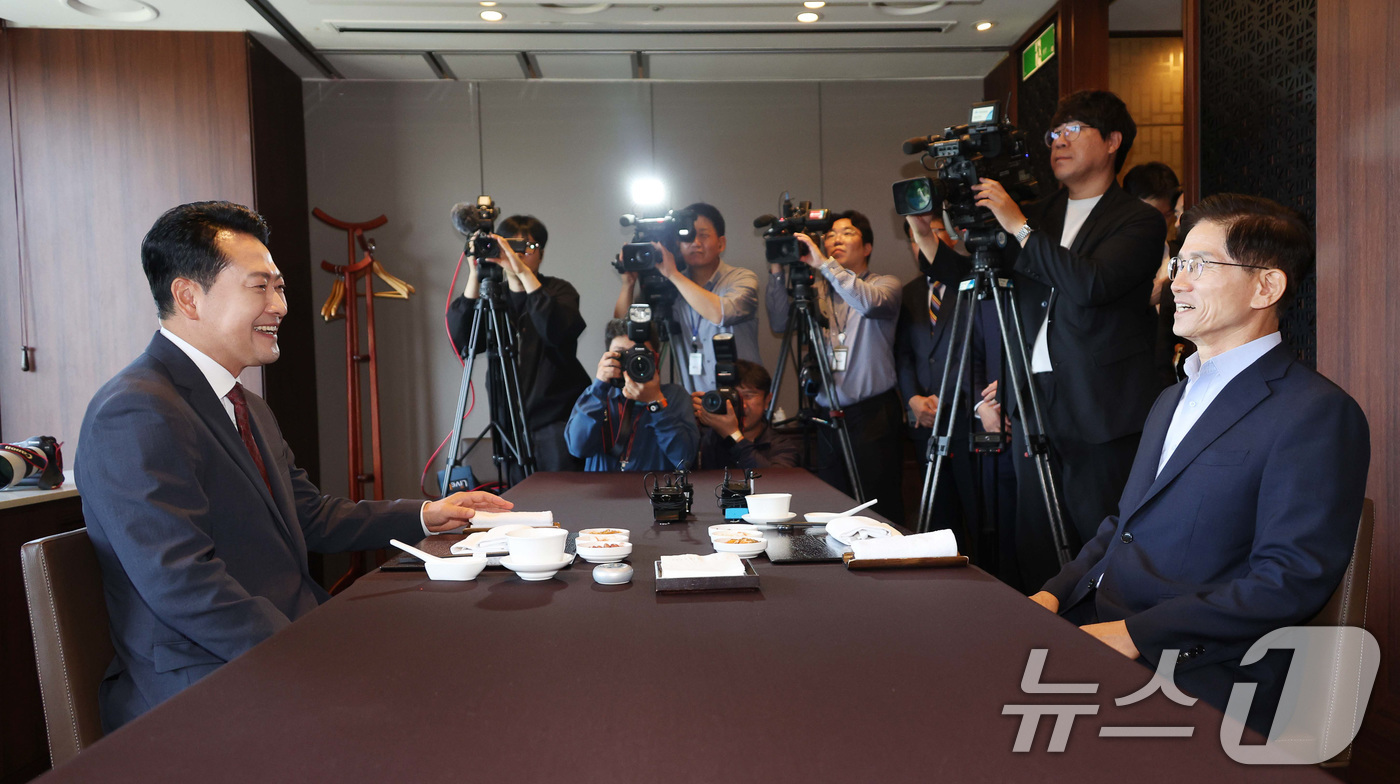 (서울=뉴스1) 유승관 기자 = 장동혁 국민의힘 대표와 김문수 전 고용노동부 장관이 23일 서울 여의도 한 중식당에서 만나 오찬에 앞서 인사하고 있다. (공동취재) 2025.9.2 …