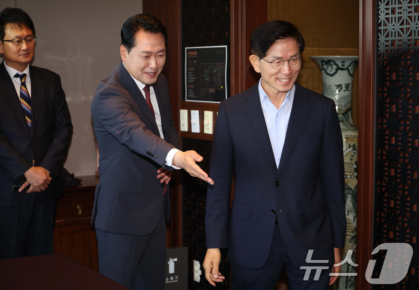 (서울=뉴스1) 유승관 기자 = 장동혁 국민의힘 대표와 김문수 전 고용노동부 장관이 23일 서울 여의도 한 중식당에서 만나 오찬에 앞서 인사하고 있다. (공동취재) 2025.9.2 …