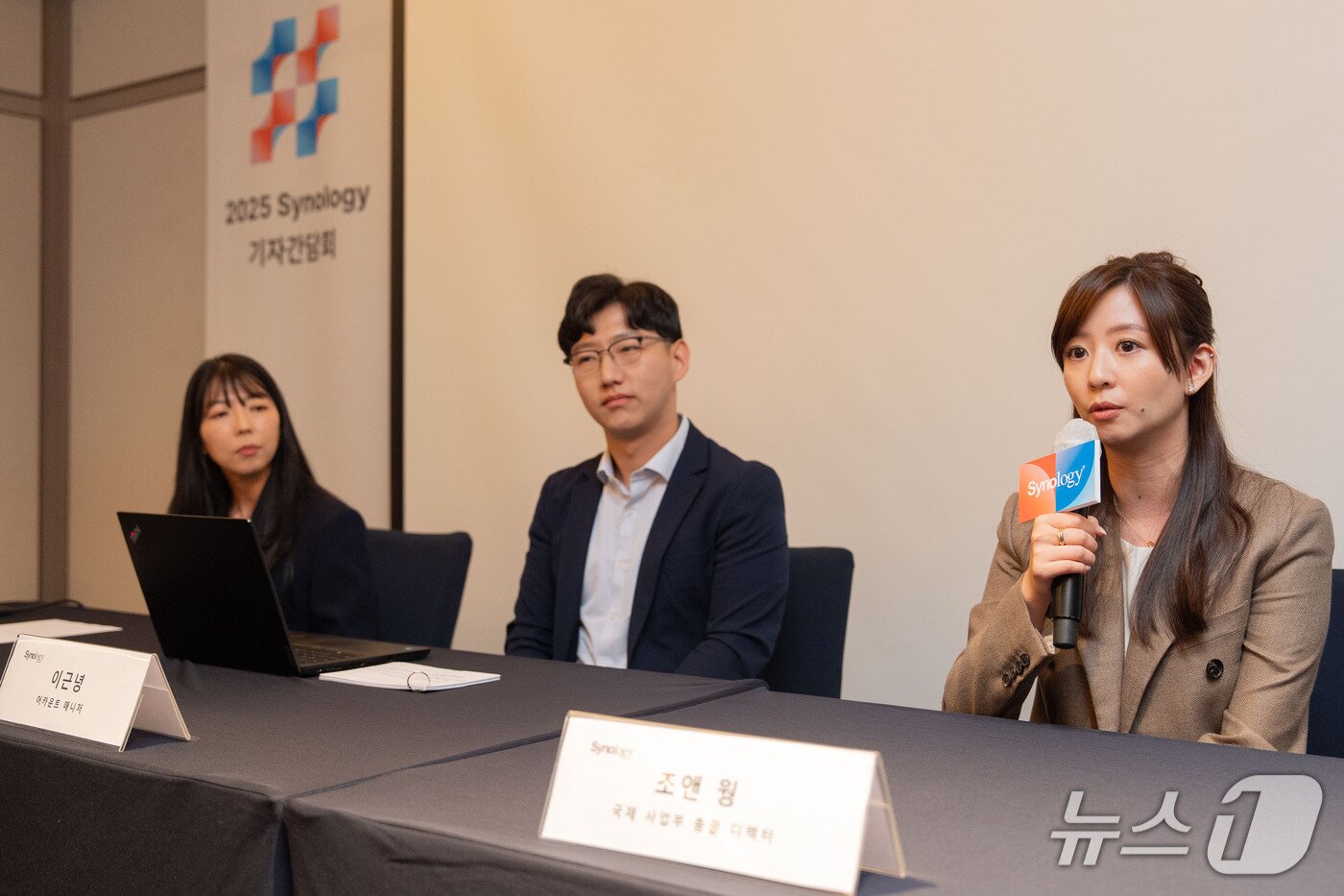 본문 이미지 - 오른쪽부터 조앤 웡 시놀로지 국제사업부 총괄 디렉터, 이근녕 시놀로지 어카운트 매니저, 석미은 시놀로지 시니어 세일즈 매니저가 23일 서울 조선팰리스 강남에서 기자간담회를 열고 발언하고 있다.(시놀로지 제공)