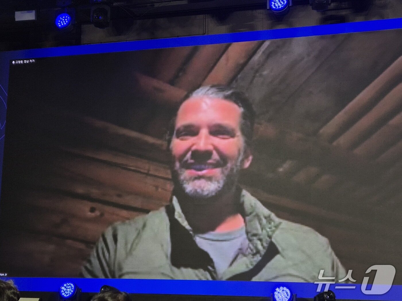 본문 이미지 -   트럼프 주니어가 23일 서울 광진구 그랜드 워커힐 서울에서 열린 'KBW 2025'에서 영상을 통해 실시간 토론을 진행하고 있다. 2025.9.23./뉴스1