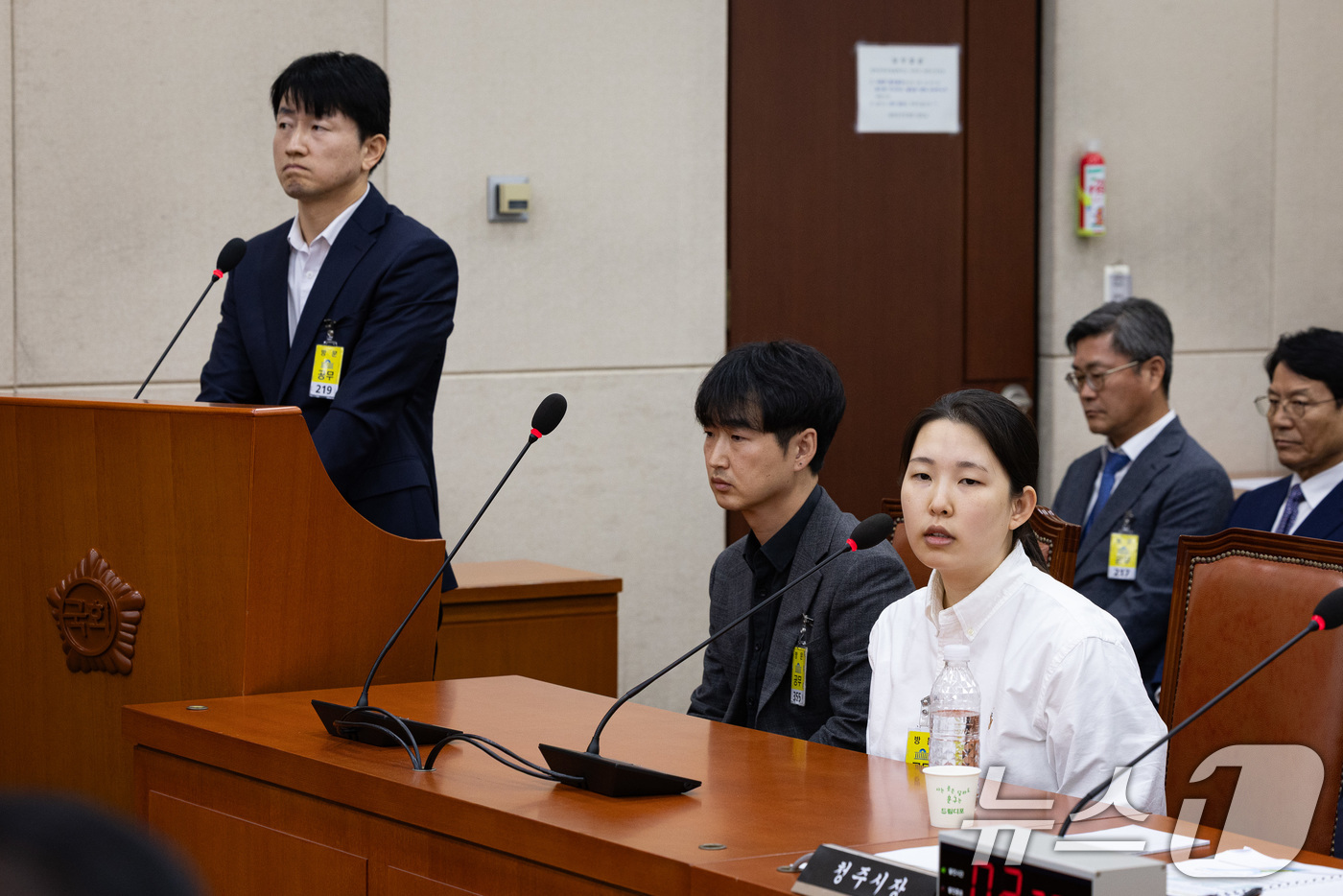 (서울=뉴스1) 유승관 기자 = 이한울 충청북도 자연재난과 주무관(오른쪽)이 23일 서울 여의도 국회에서 열린 제429회 국회(정기회) 행정안전위원회의 오송 지하차도 참사 진상규명 …