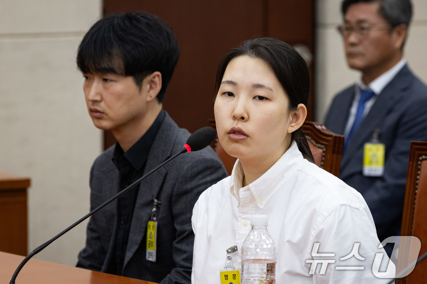 (서울=뉴스1) 유승관 기자 = 이한울 충청북도 자연재난과 주무관(오른쪽)이 23일 서울 여의도 국회에서 열린 제429회 국회(정기회) 행정안전위원회의 오송 지하차도 참사 진상규명 …