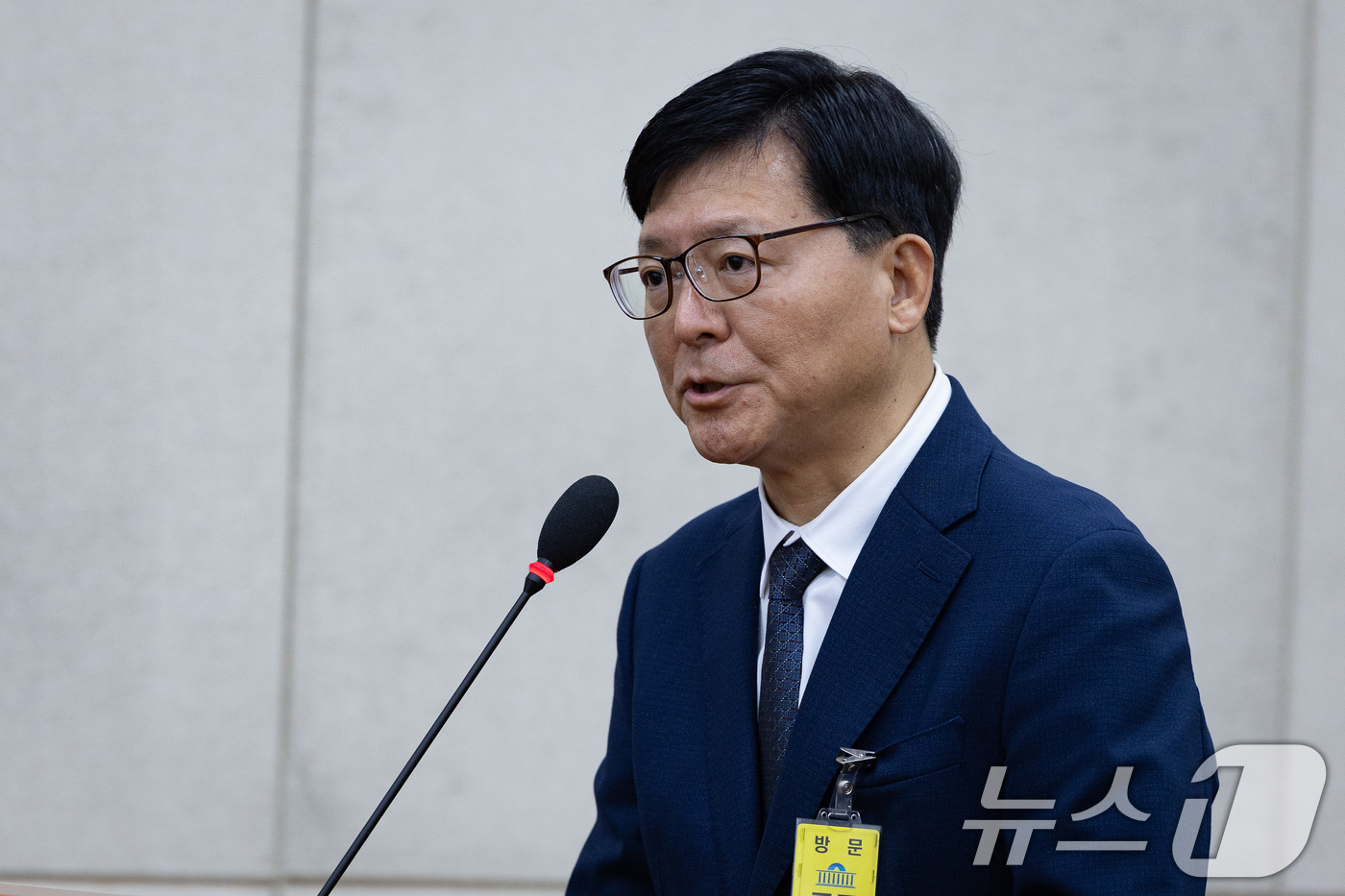 (서울=뉴스1) 유승관 기자 = 박영빈 전 청주지검 수사본부장이 23일 서울 여의도 국회에서 열린 제429회 국회(정기회) 행정안전위원회의 오송 지하차도 참사 진상규명과 재발방지 …