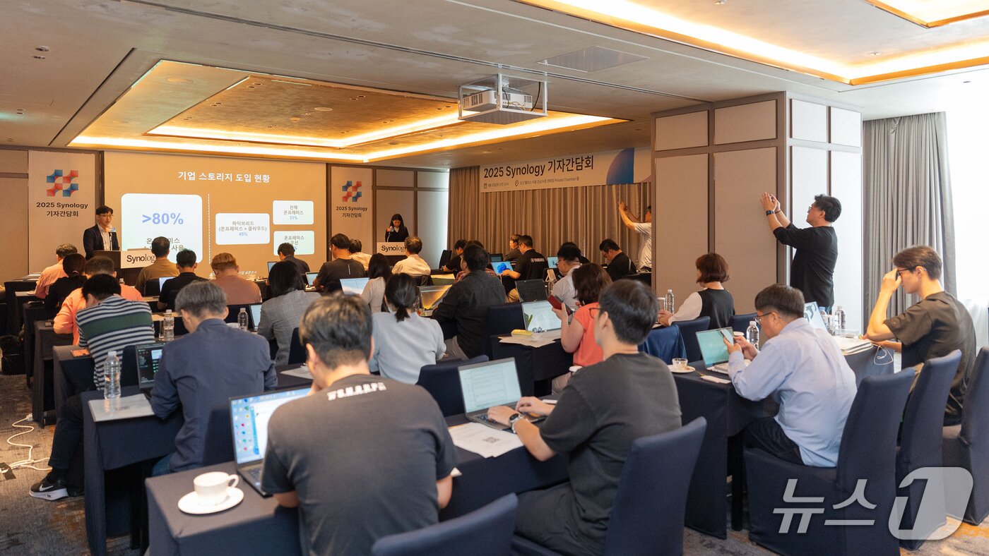 본문 이미지 - 이근녕 시놀로지 어카운트 매니저가 23일 서울 조선팰리스 강남에서 기자간담회를 열고 발언하고 있다.(시놀로지 제공)