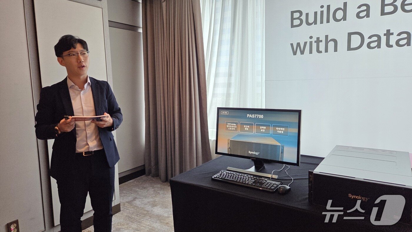본문 이미지 - 이근녕 시놀로지 어카운트 매니저가 23일 서울 조선팰리스 강남에서 열린 기자간담회에서 부스투어를 진행하고 있다. 2025.9.23 뉴스1 ⓒ News1 김민석 기자