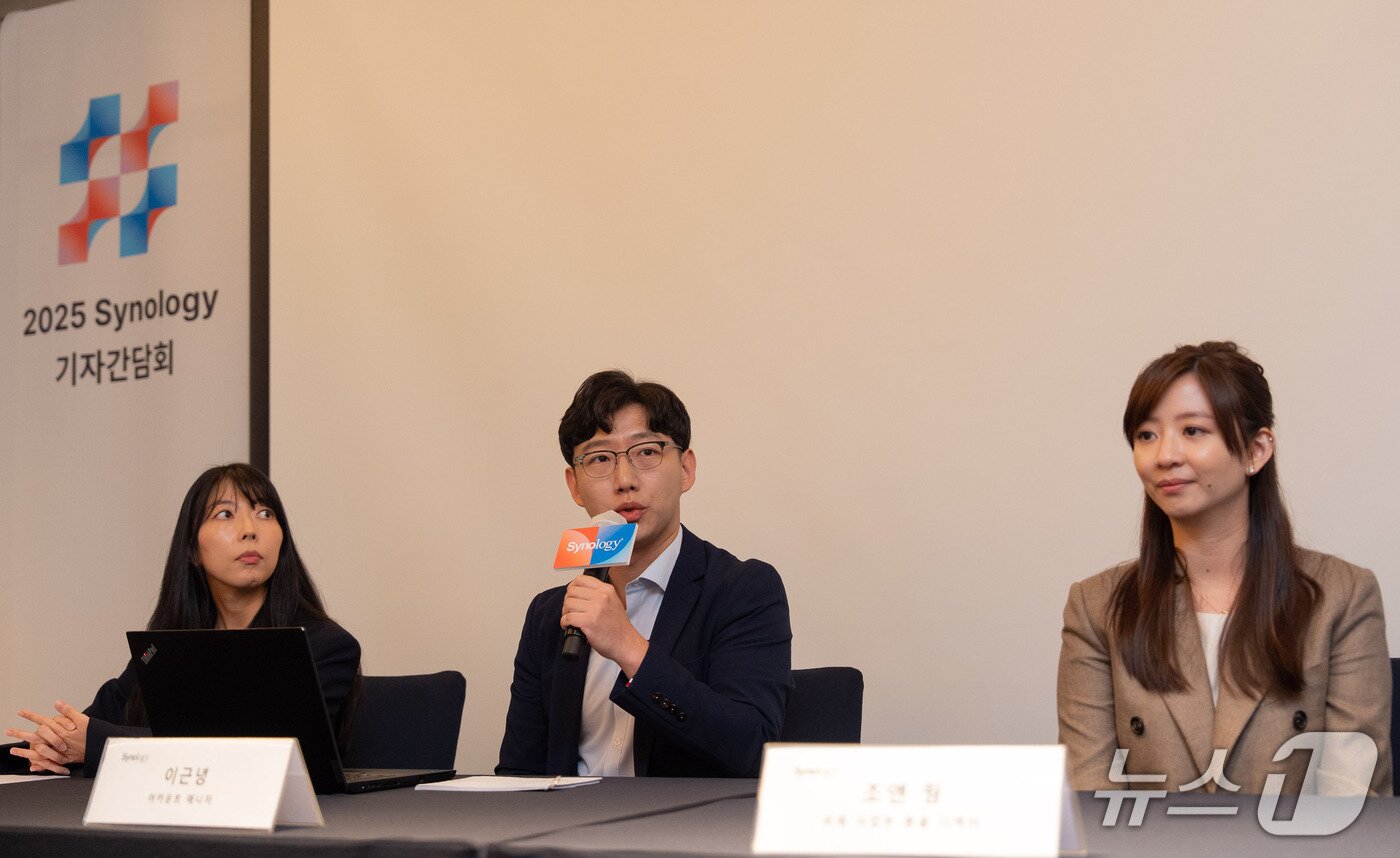 본문 이미지 - 왼쪽부터 석미은 시놀로지 시니어 세일즈 매니저, 조앤 웡 시놀로지 국제사업부 총괄 디렉터, 이근녕 시놀로지 어카운트 매니저가 23일 서울 조선팰리스 강남에서 기자간담회를 열고 발언하고 있다.(시놀로지 제공)