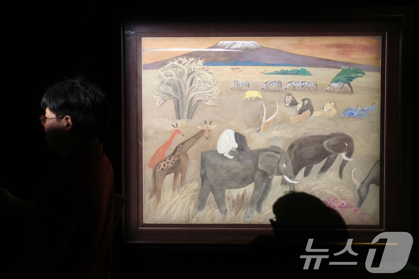 본문 이미지 - 23일 서울 종로구 석파정 서울미술관에서 열린 천경자 작고 10주기 특별기획전 '내슬픈 전설의 101페이지' 기자간담회 참석자들이 전시 작품을 관람하고 있다. 2006년 천 작가의 생애 마지막 전시인 '내 생애 아름다운 82페이지' 이후 진행되는 가장 큰 규모의 전시로 천경자 화업 중 가장 주요한 장르인 채색화 80여점을 집대성해 보여주며 오는 24일 부터 내년 1월 25일 까지 진행한다. 2025.9.23/뉴스1 ⓒ News1 이광호 기자