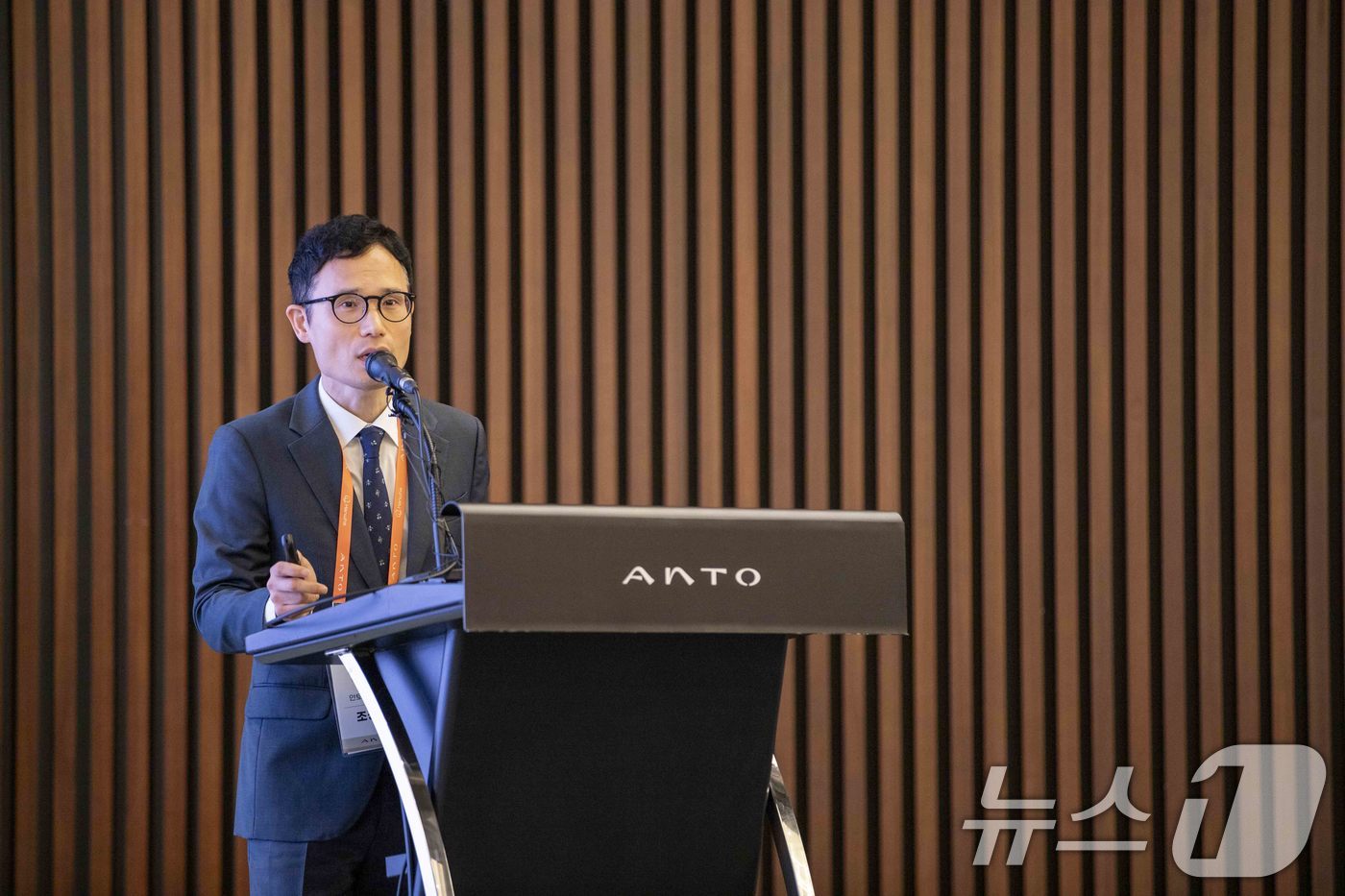 (서울=뉴스1) = 조성일 안토 대표가 23일 서울 강북구 한화호텔앤드리조트의 안토 그랜드볼룸에서 열린 '안토 미디어투어'에서 브랜드 설명을 하고 있다. (한화호텔앤드리조트 제공. …
