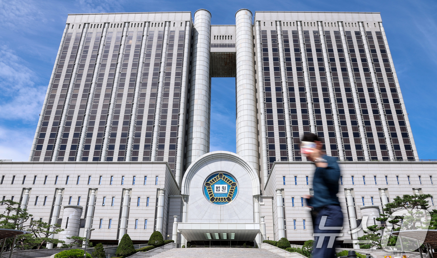 (서울=뉴스1) 김성진 기자 = 통일교 전 간부로부터 고가의 목걸이와 명품 가방 등 총 8000여만 원 상당의 금품을 수수한 혐의 등으로 구속 기소된 김건희 여사가 법정 내 피고인 …