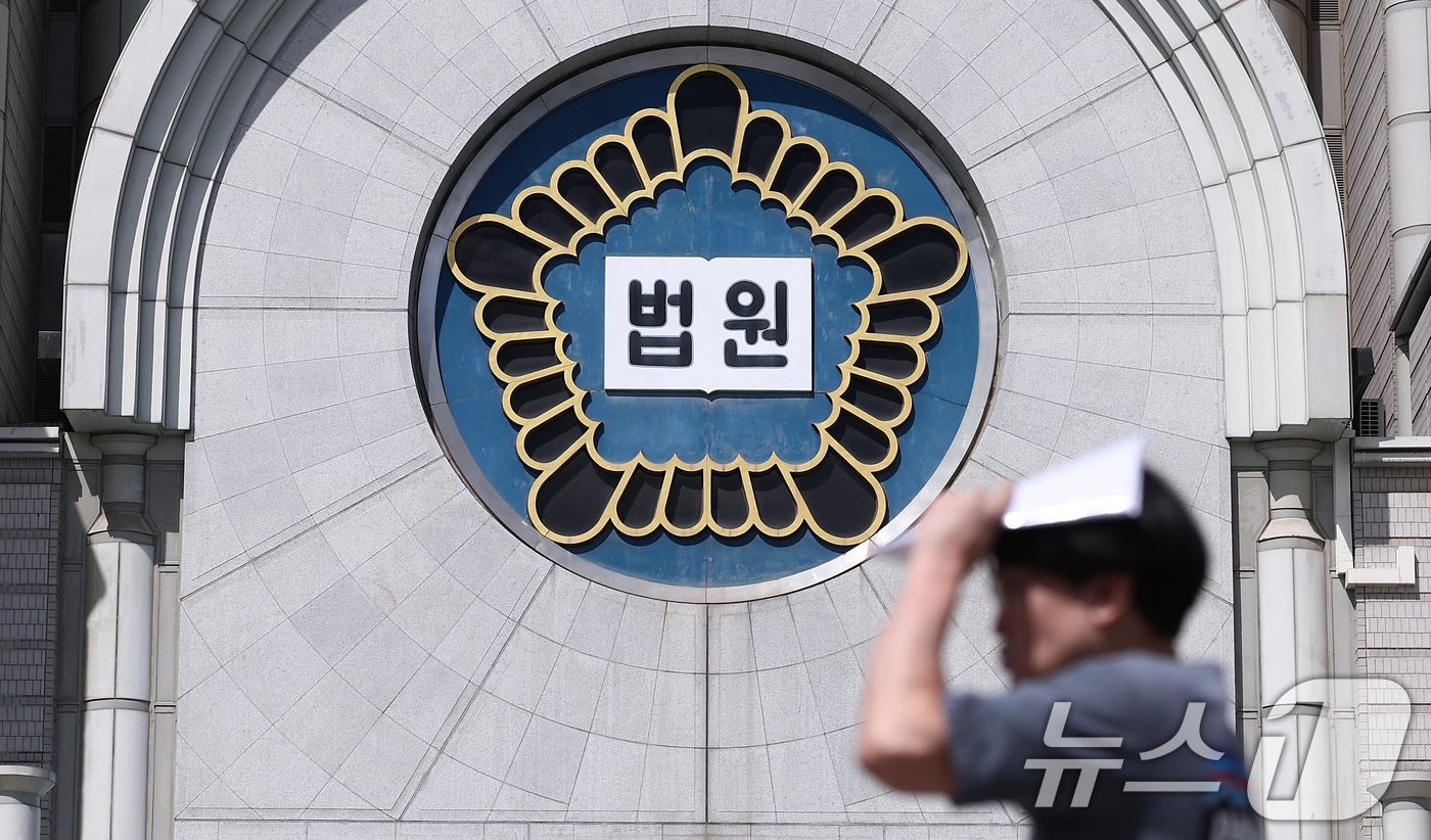 (서울=뉴스1) 김성진 기자 = 통일교 전 간부로부터 고가의 목걸이와 명품 가방 등 총 8000여만 원 상당의 금품을 수수한 혐의 등으로 구속 기소된 김건희 여사가 법정 내 피고인 …