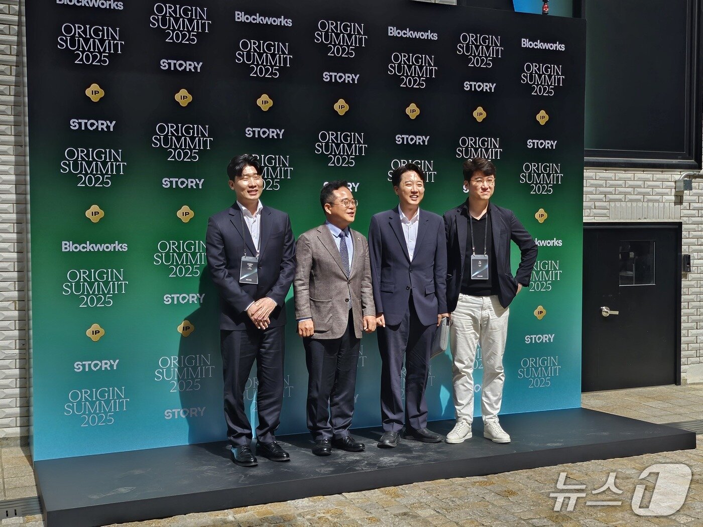 본문 이미지 - 민병덕 더불어민주당 의원과 이준석 국민의힘 의원이 이승윤 스토리 대표&#40;가장 오른쪽&#41;와 기념촬영을 하고 있다.